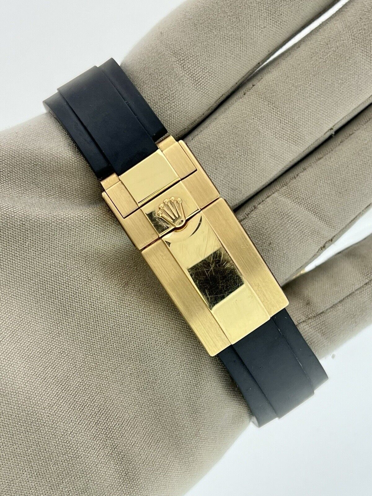 2018 Rolex Daytona 18k Yellow Gold Black Dial 40mm Automatic Mens Watch 116518LN