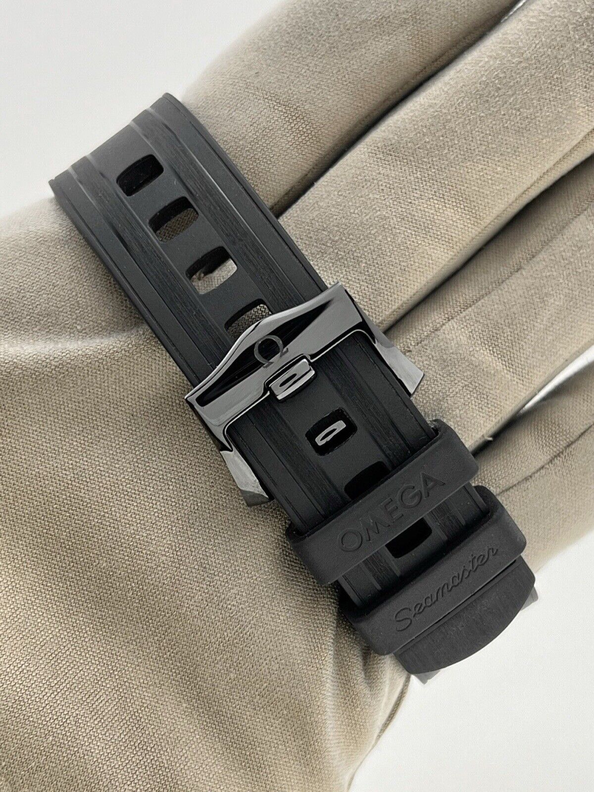 2022 Omega Seamaster Diver 300m Ceramic Black 43.5mm 210.62.44.20.01.001 - B/P