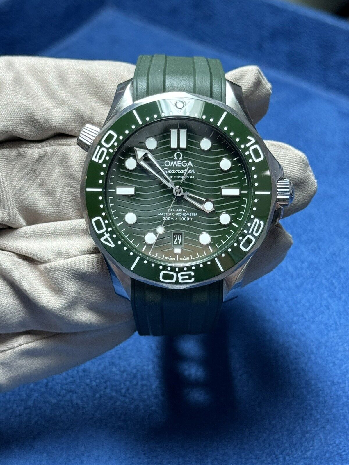 2022 Omega 210.32.42.20.10.001 Seamaster Diver 300m Green Dial Automatic B&P
