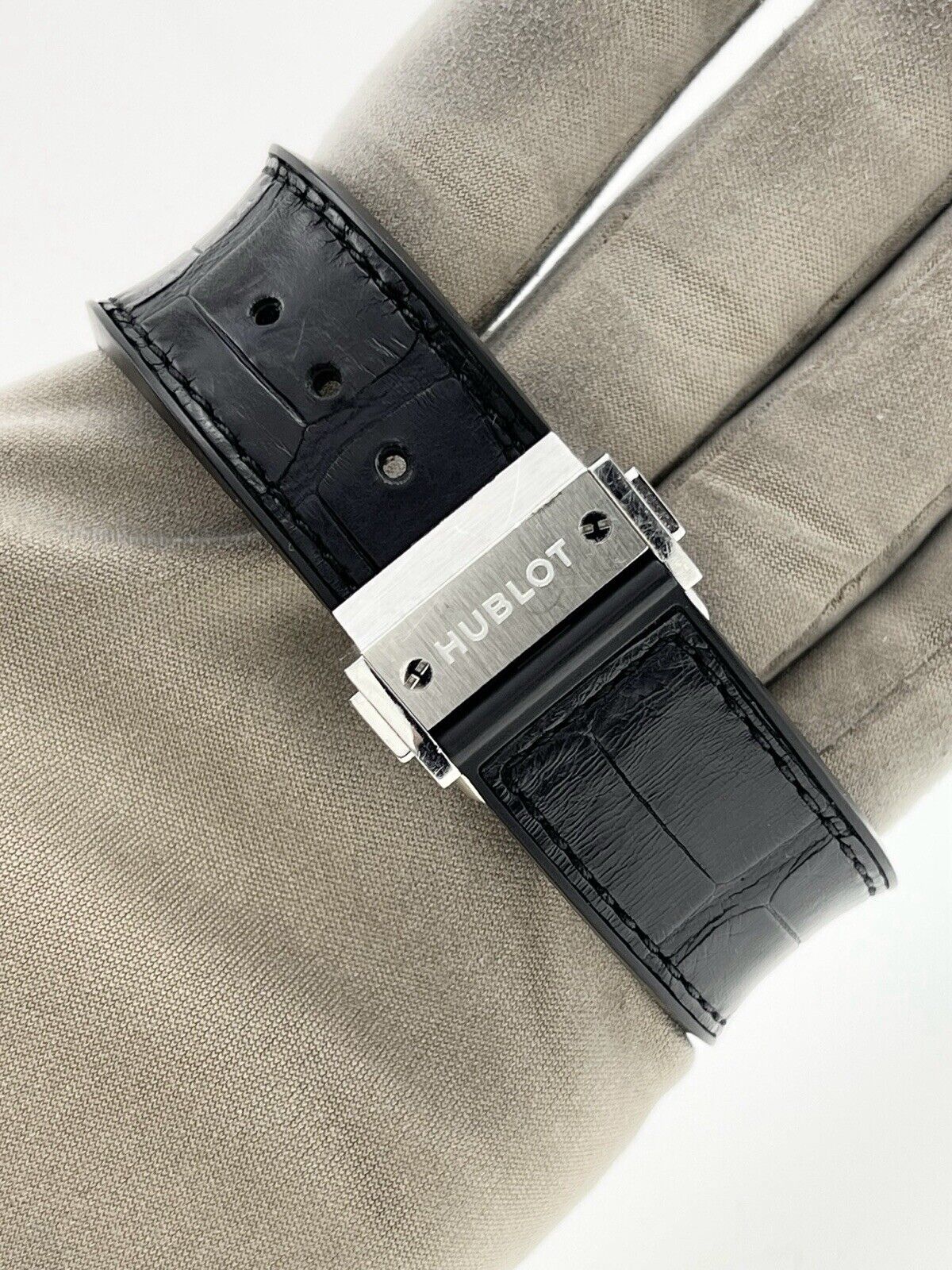 2017 Hublot Classic Fusion Titanium 42mm Automatic Men’s Watch 542.NX.2611.LR
