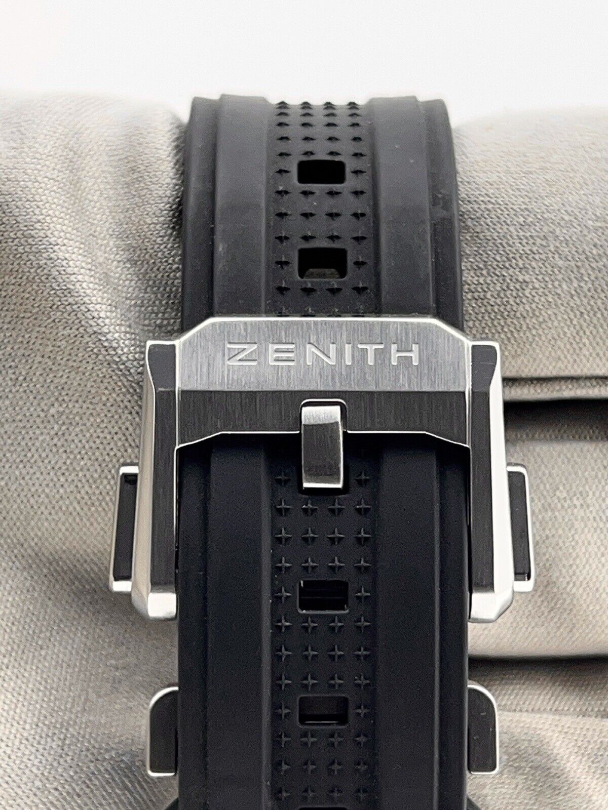 Zenith Defy Skyline Automatic 41mm Men’s Steel Watch Ref 03.9300.3620 Black Dial