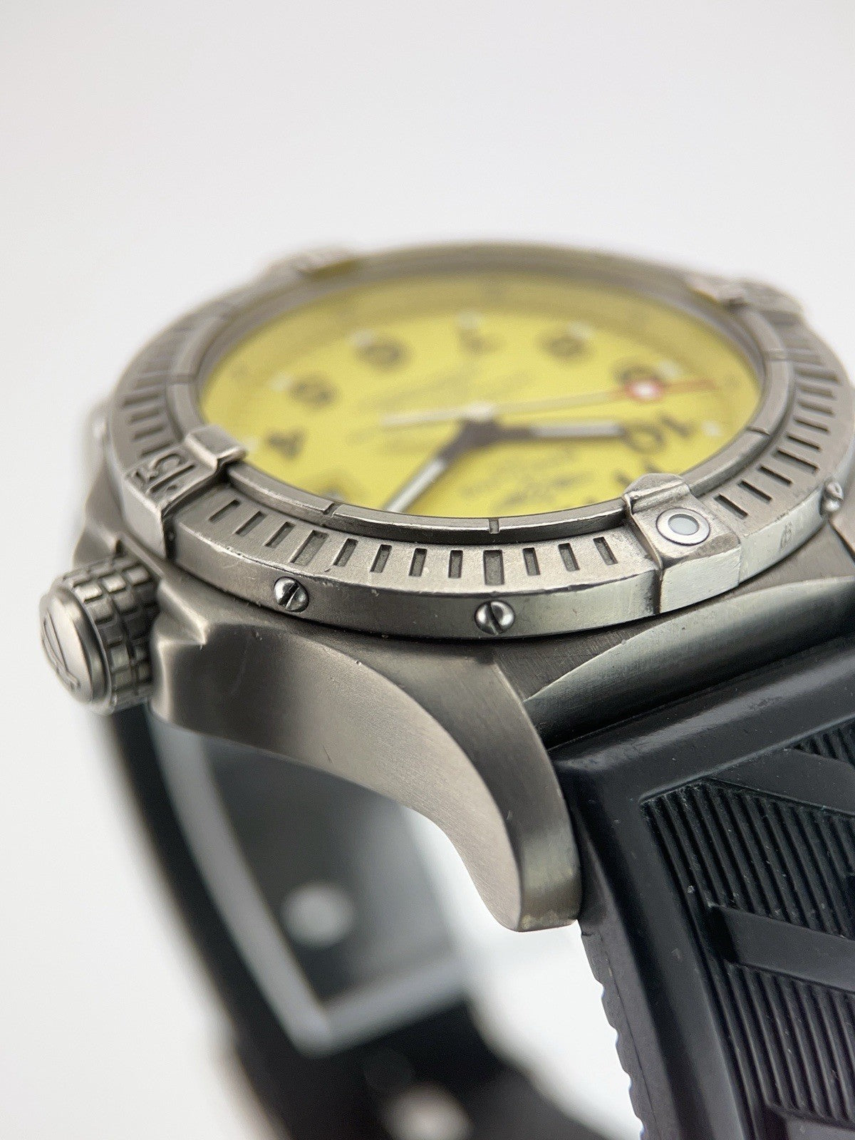 Breitling Avenger Seawolf Titanium Yellow Dial 44mm Automatic Men's Watch E17370