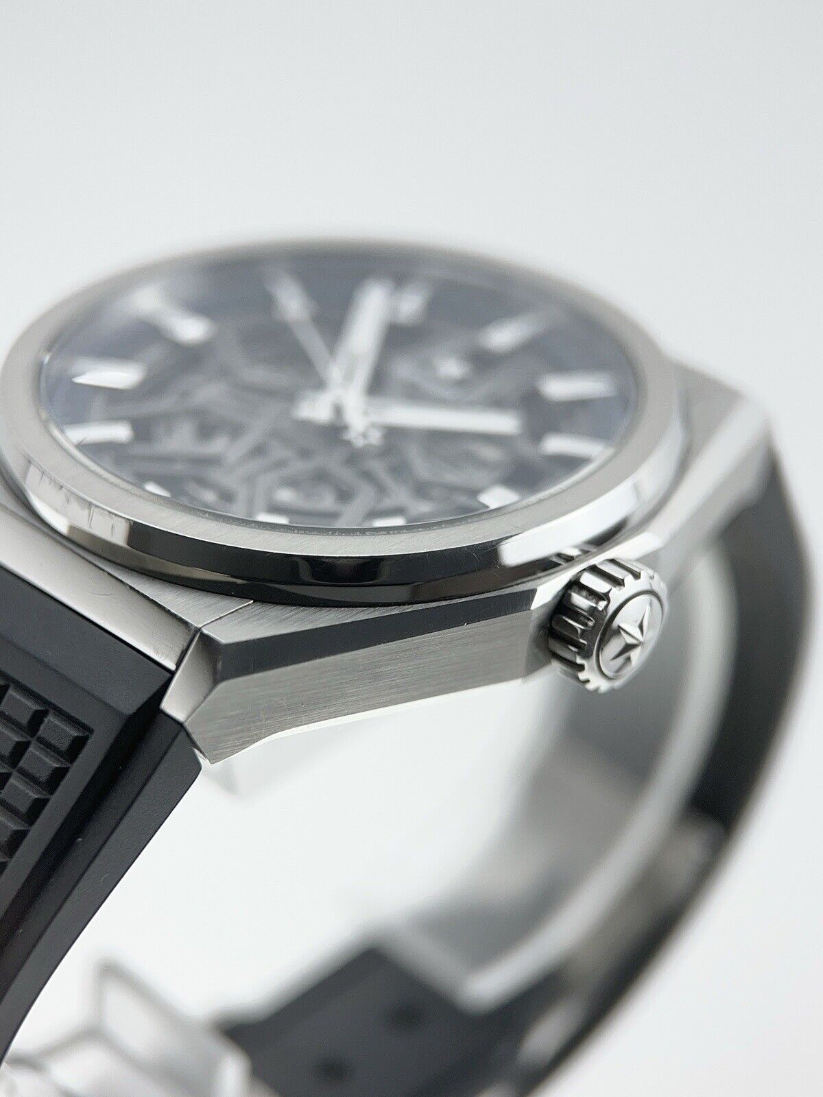 Zenith Defy Classic Titanium 41mm Automaitc Men’s Watch 95.9000.670 - Box/Paper