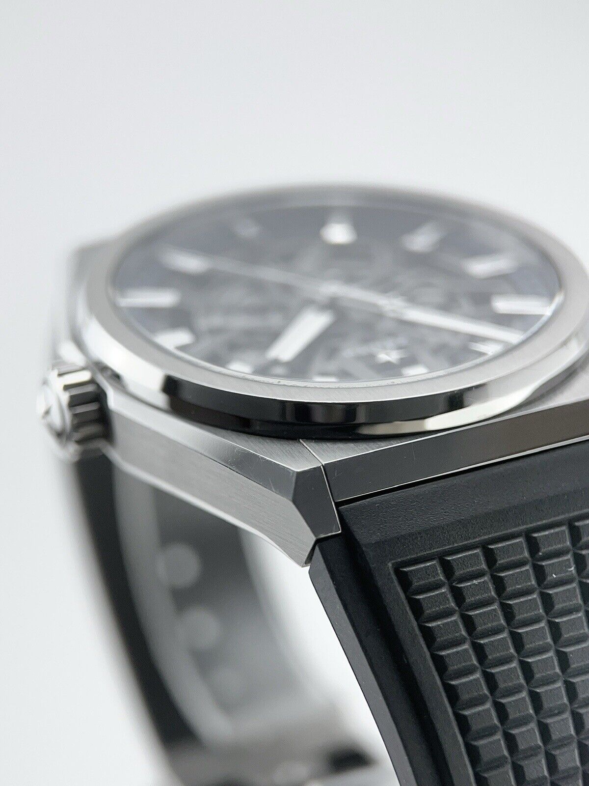 Zenith Defy Classic Titanium 41mm Automaitc Men’s Watch 95.9000.670 - Box/Paper