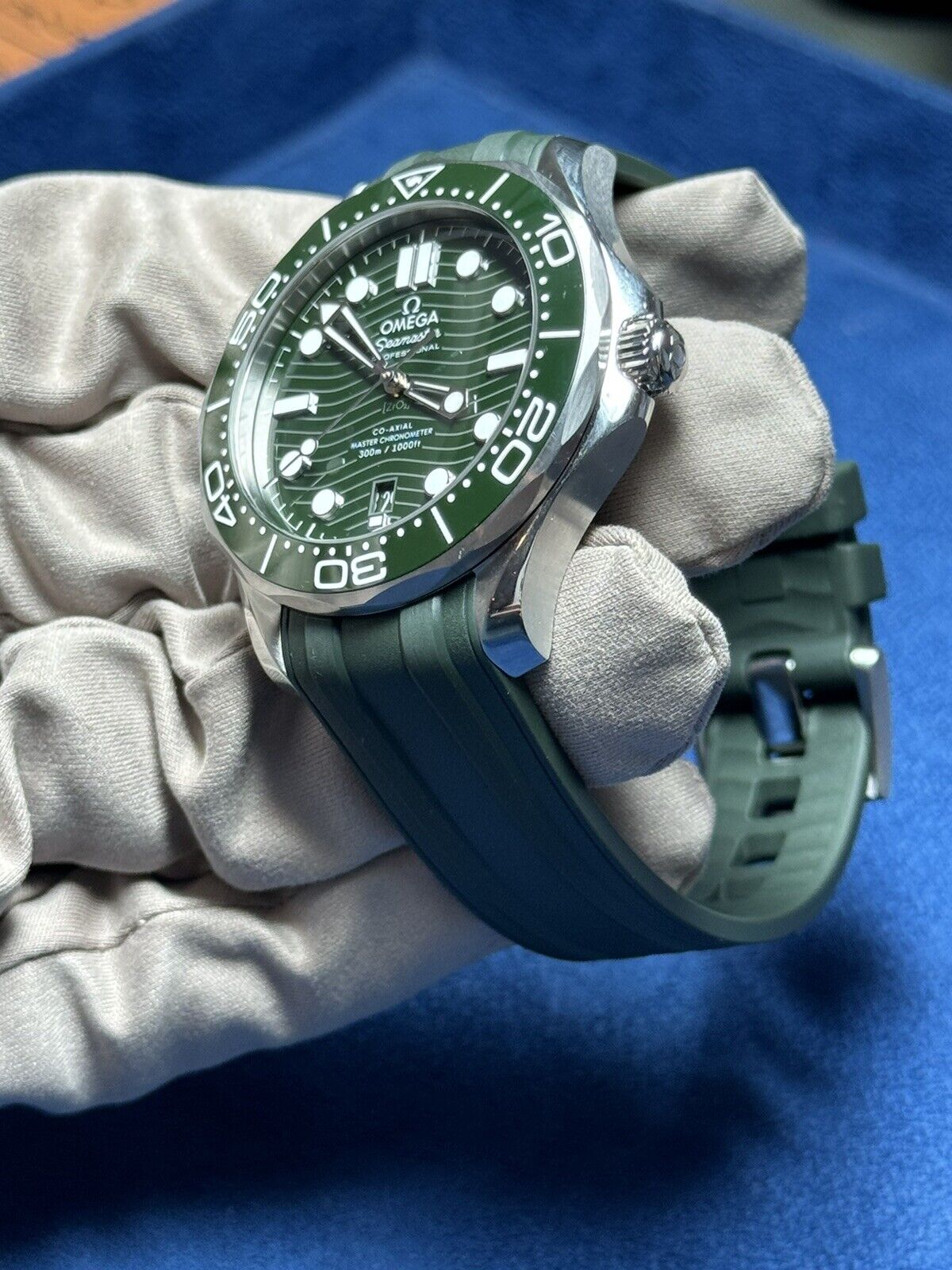 2022 Omega 210.32.42.20.10.001 Seamaster Diver 300m Green Dial Automatic B&P