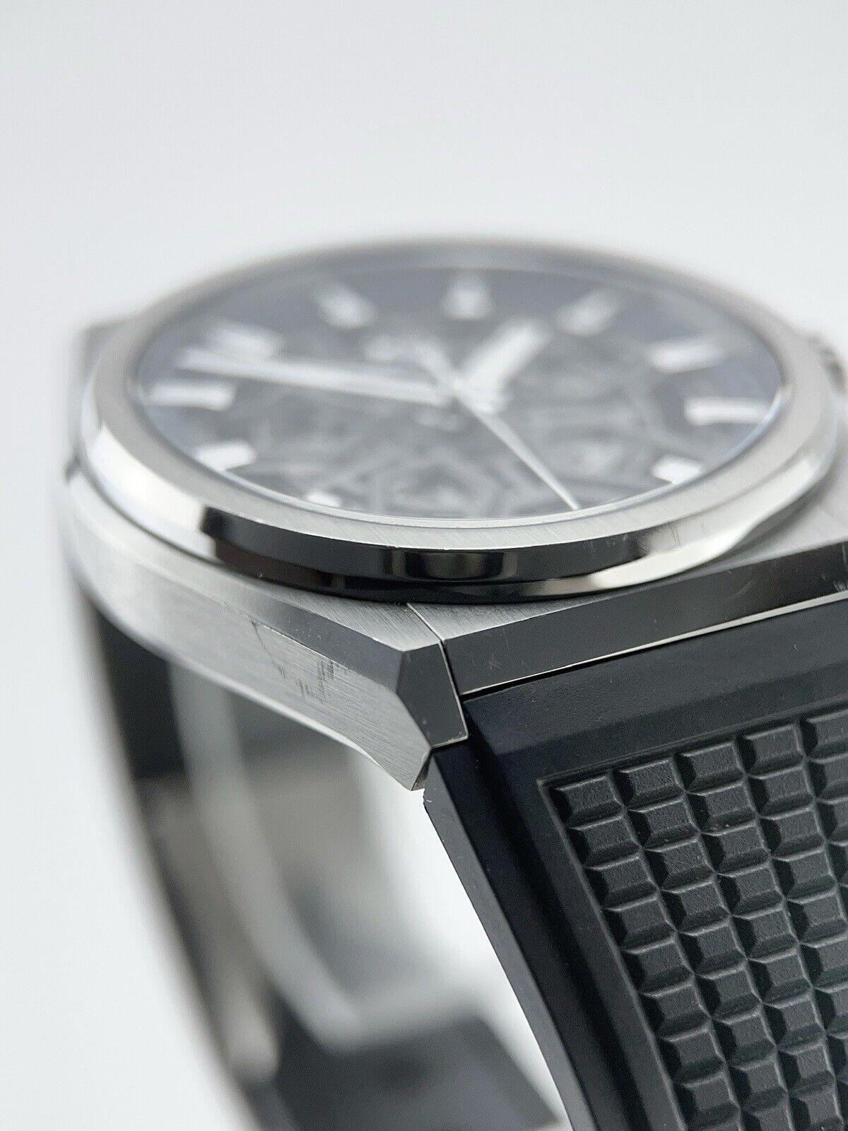 Zenith Defy Classic Titanium 41mm Automaitc Men’s Watch 95.9000.670 - Box/Paper