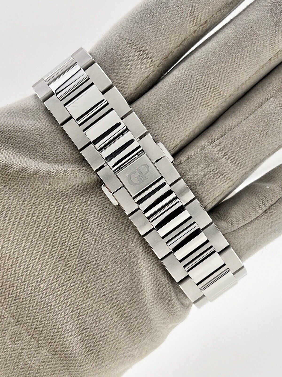 2019 Girard Perregaux Laureato Steel 42mm Black Dial Automatic Men’s Watch 81010