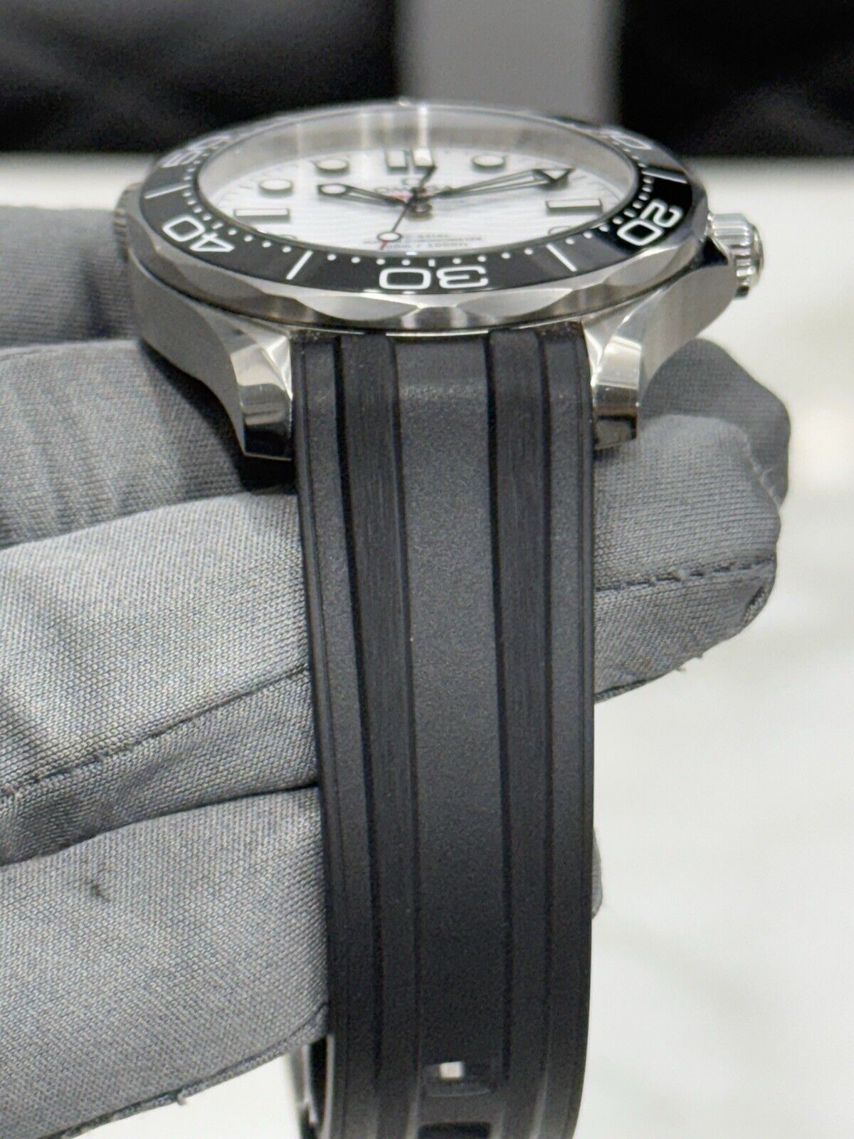 2021 Omega Seamaster Diver Steel White Dial Auto 42mm Watch 210.32.42.20.04.001