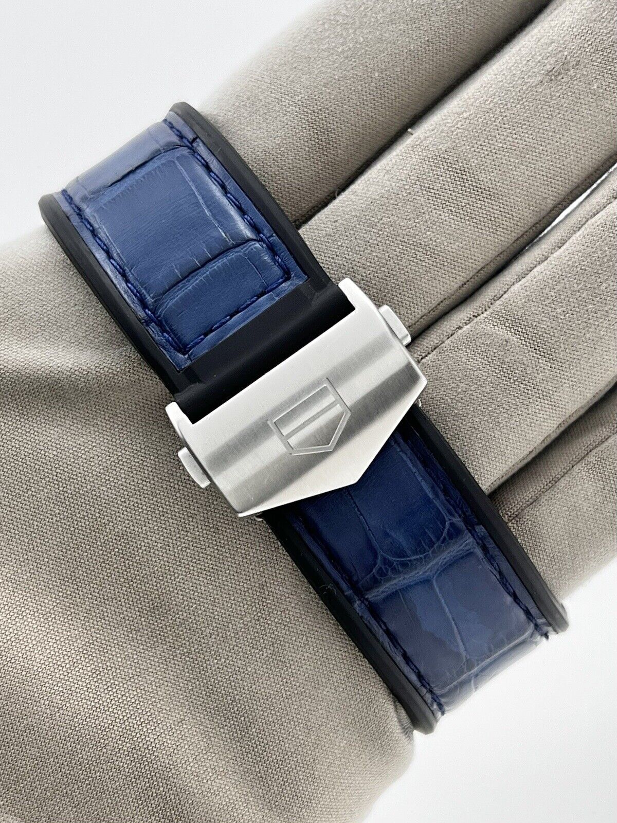 2020 Tag Carrera Caliber Heuer 01 CAR201T Men's Watch 43mm - Box And Papers