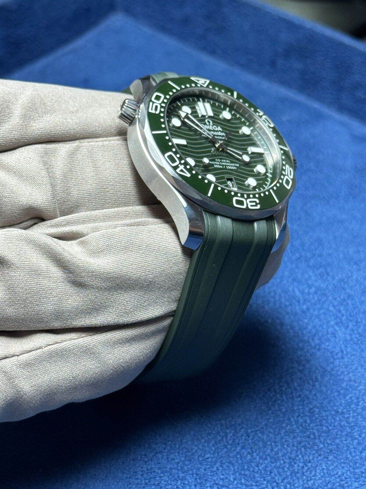2022 Omega 210.32.42.20.10.001 Seamaster Diver 300m Green Dial Automatic B&P