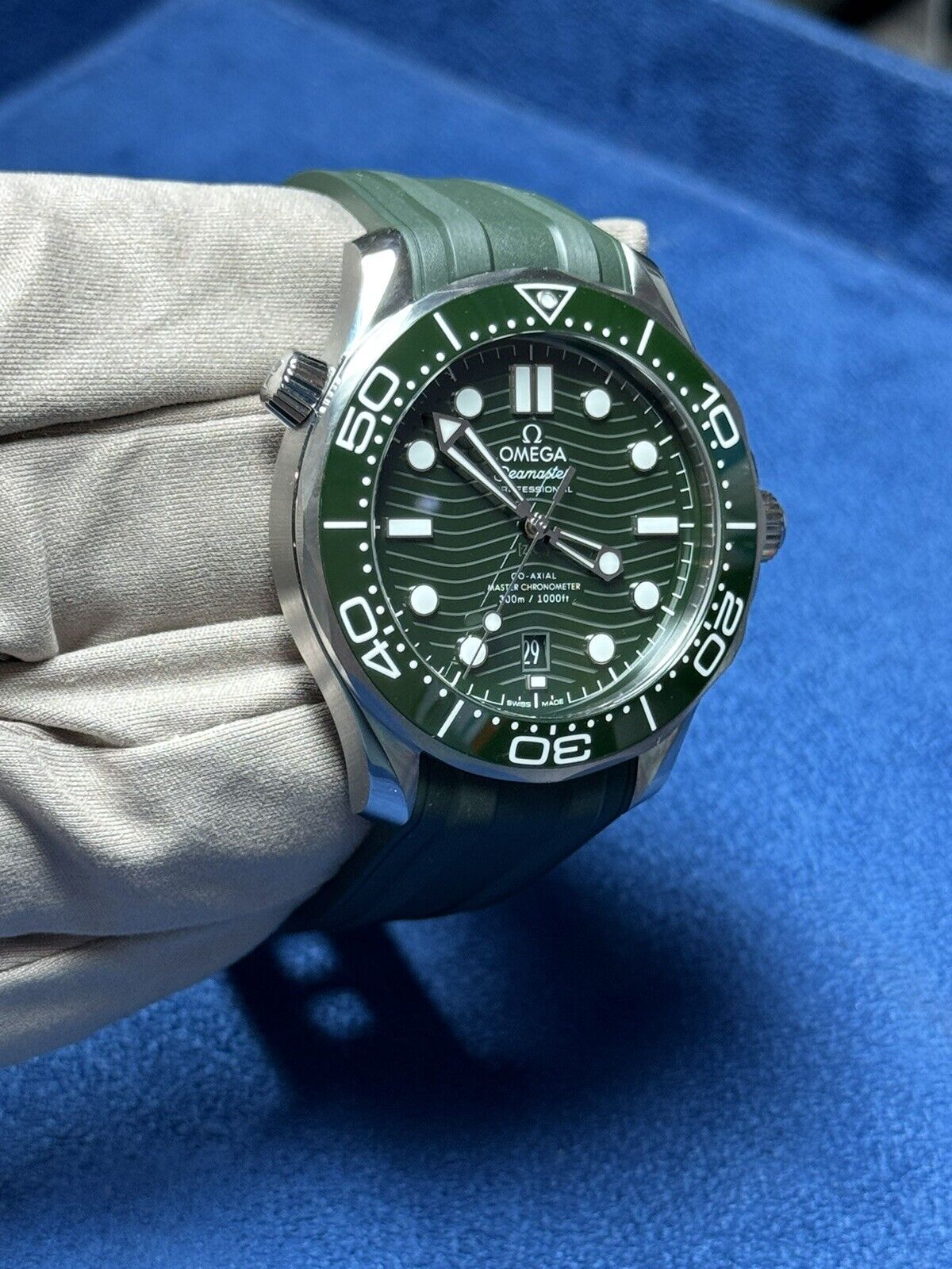 2022 Omega 210.32.42.20.10.001 Seamaster Diver 300m Green Dial Automatic B&P
