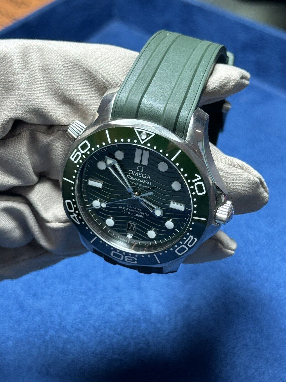 2022 Omega 210.32.42.20.10.001 Seamaster Diver 300m Green Dial Automatic B&P