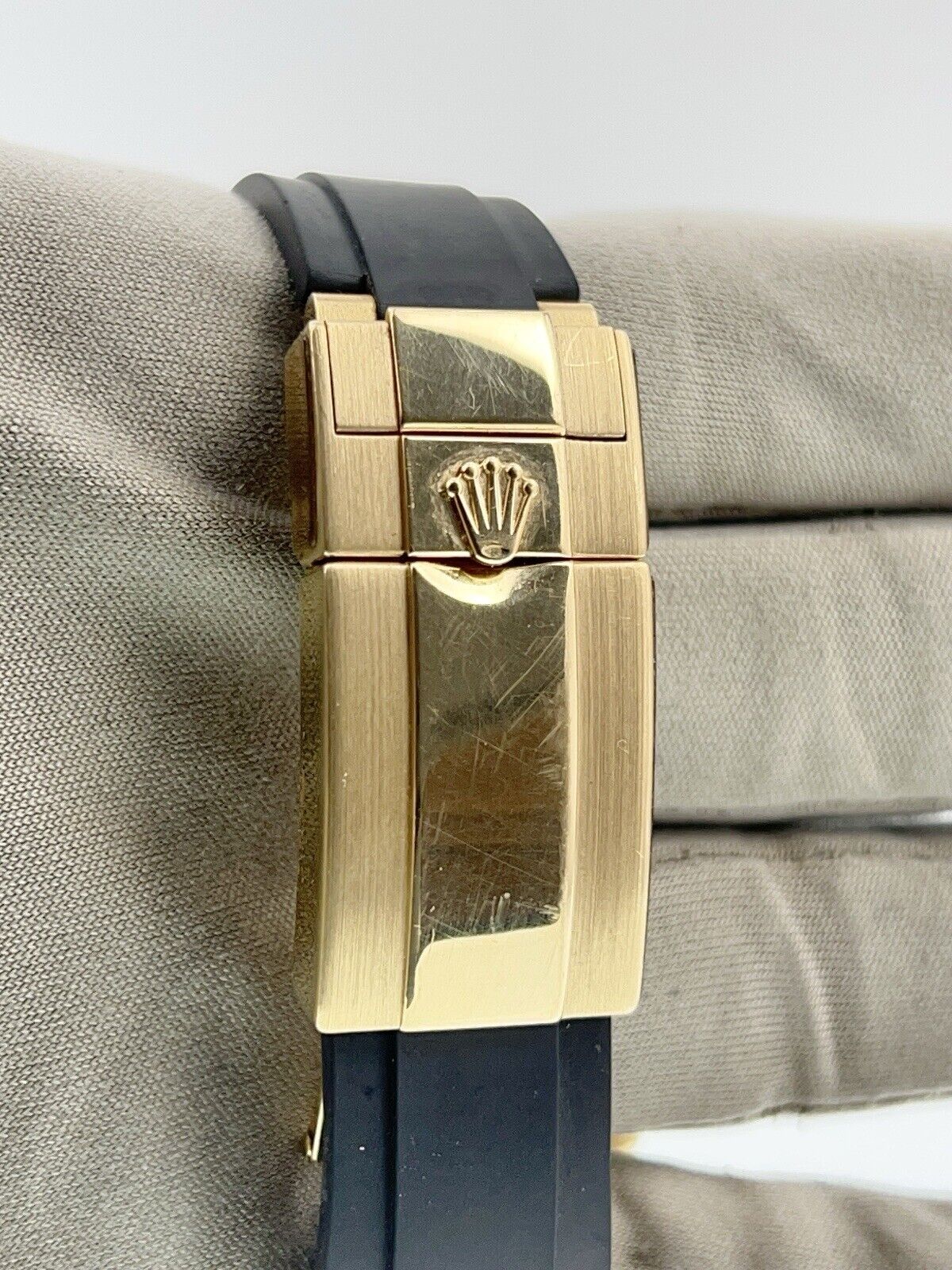 2018 Rolex Daytona 18k Yellow Gold Black Dial 40mm Automatic Mens Watch 116518LN