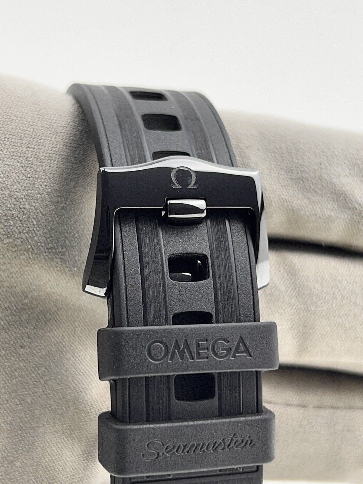 2022 Omega Seamaster Diver 300m Ceramic Black 43.5mm 210.62.44.20.01.001 - B/P