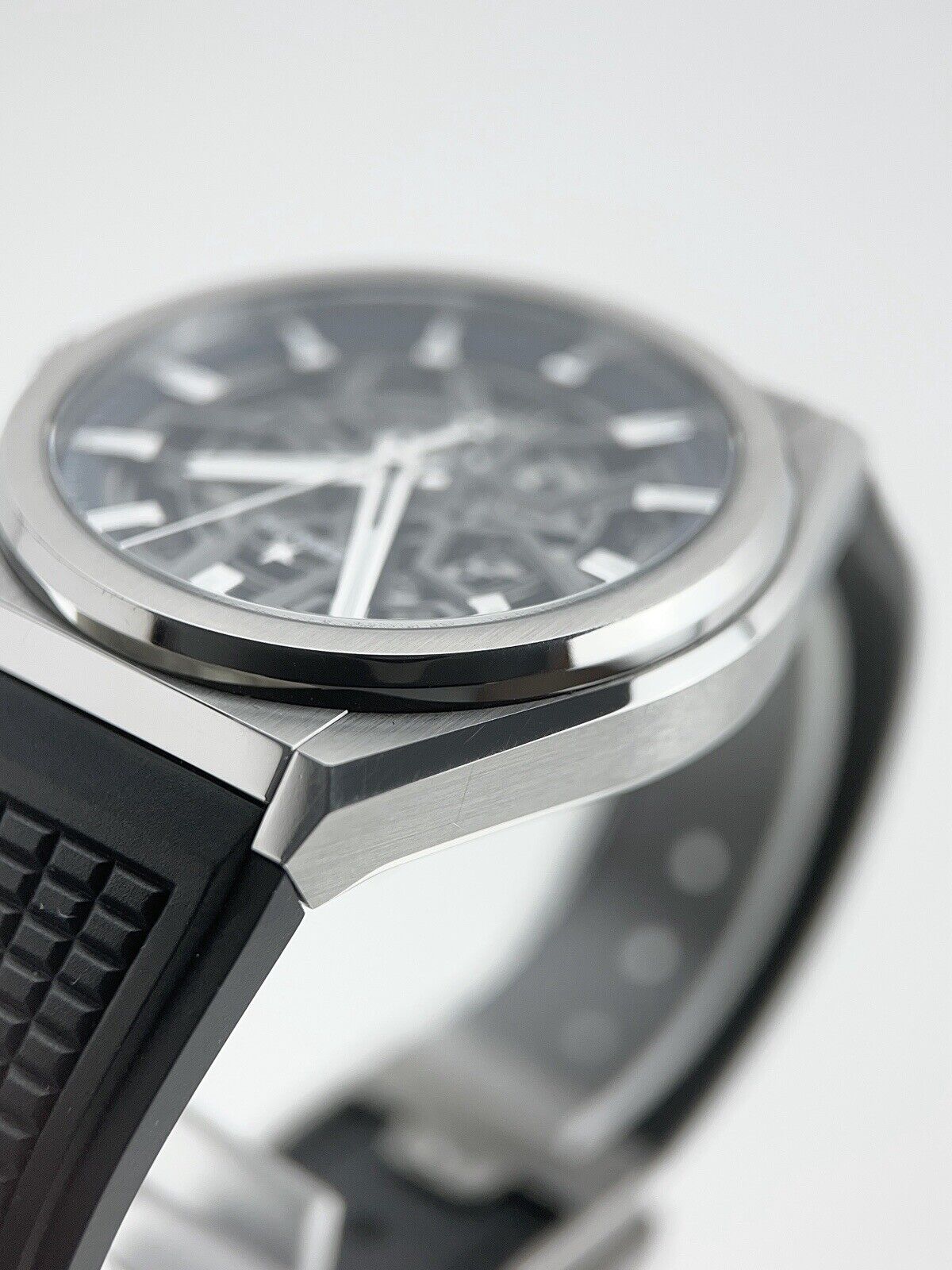 Zenith Defy Classic Titanium 41mm Automaitc Men’s Watch 95.9000.670 - Box/Paper