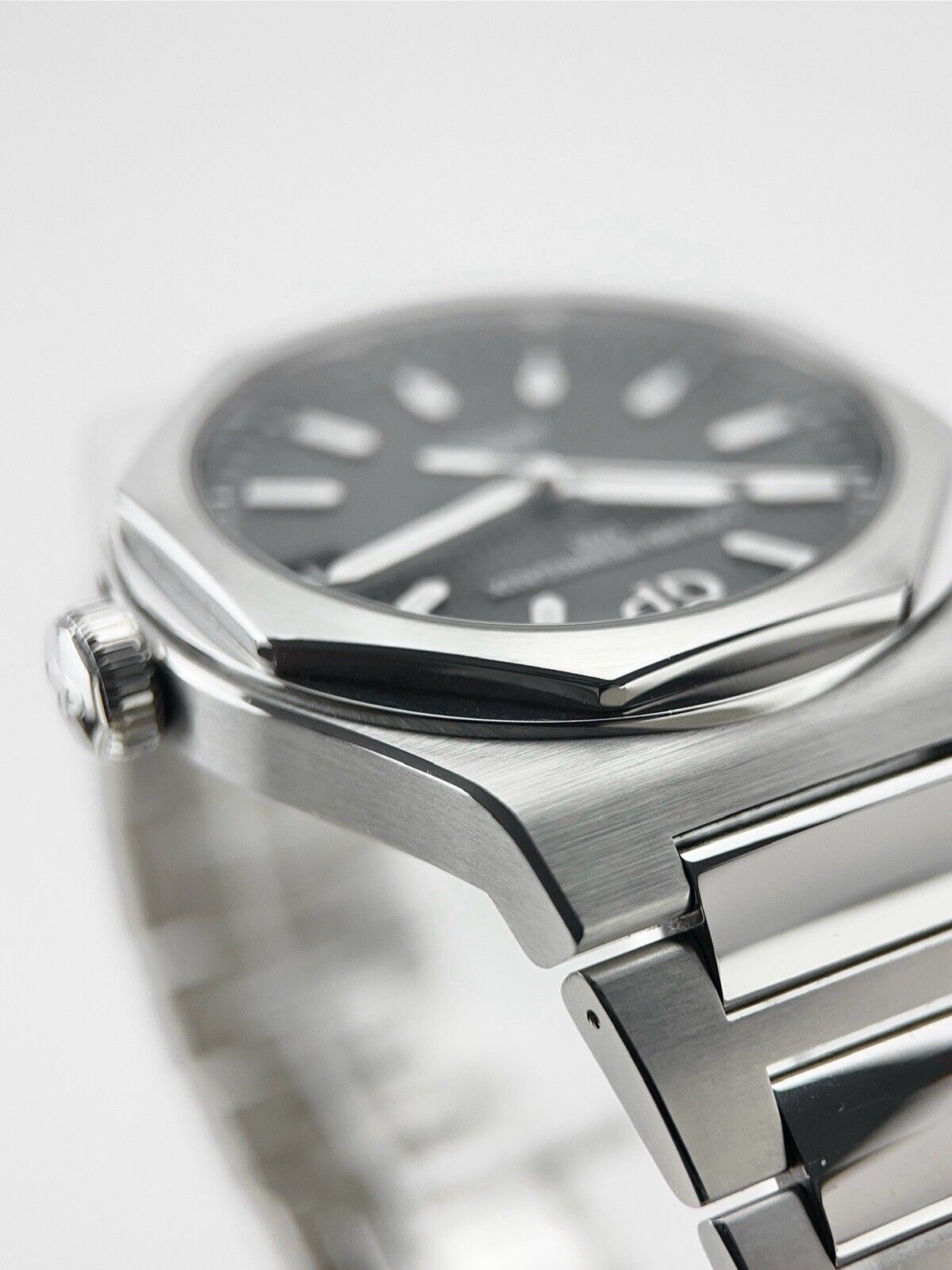 2019 Girard Perregaux Laureato Steel 42mm Black Dial Automatic Men’s Watch 81010