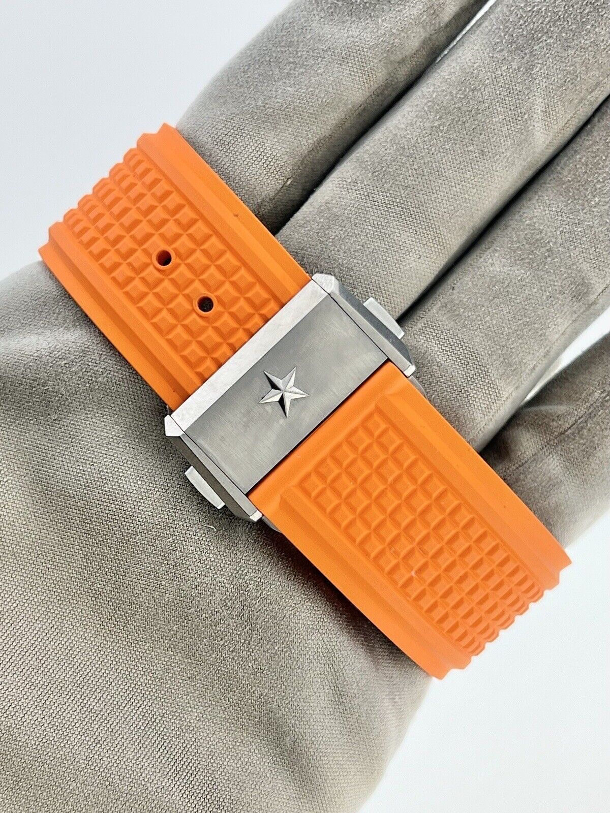 Zenith Defy El Primero Automatic 44mm Titanium 95.9000.9004 - Box And Papers