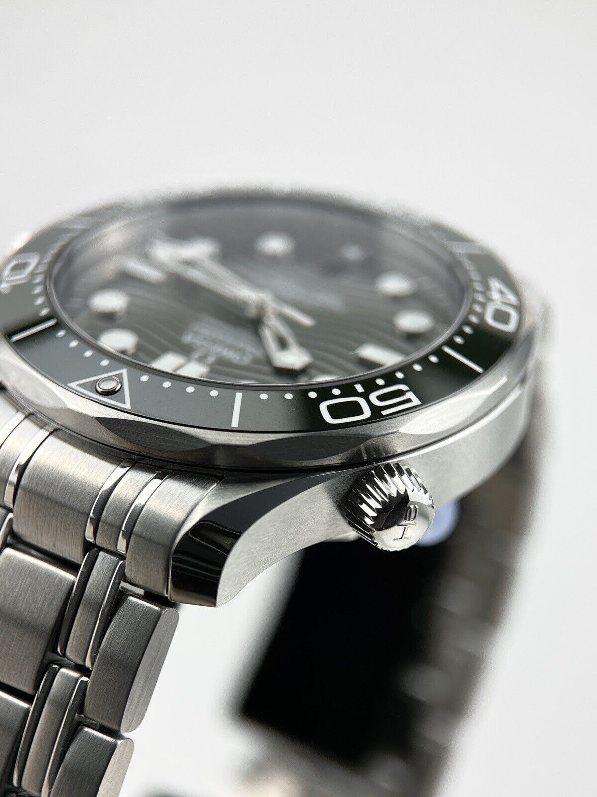2022 GREEN Omega Seamaster Professional 300m GREEN DIAL 42mm - Box/Papers