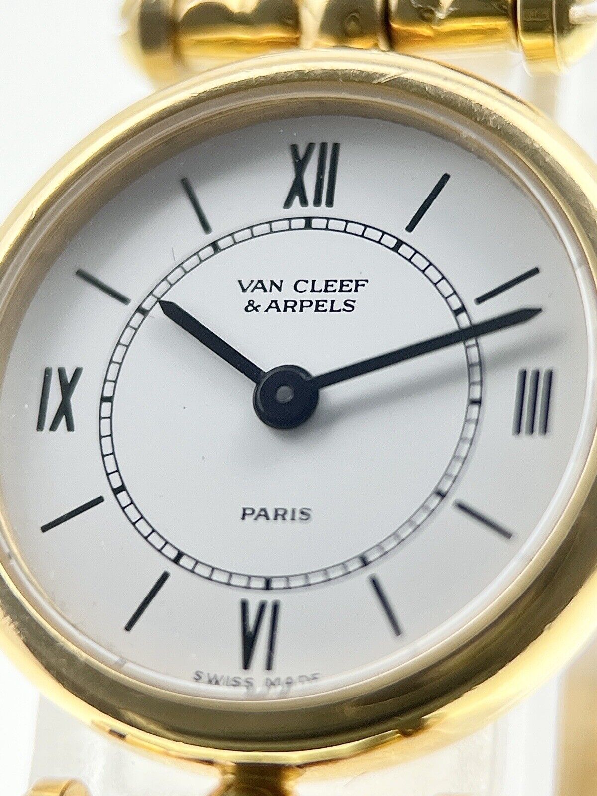 Van Cleef & Arpels Quartz Movement 21mm 18k Yellow Gold Watch 122901