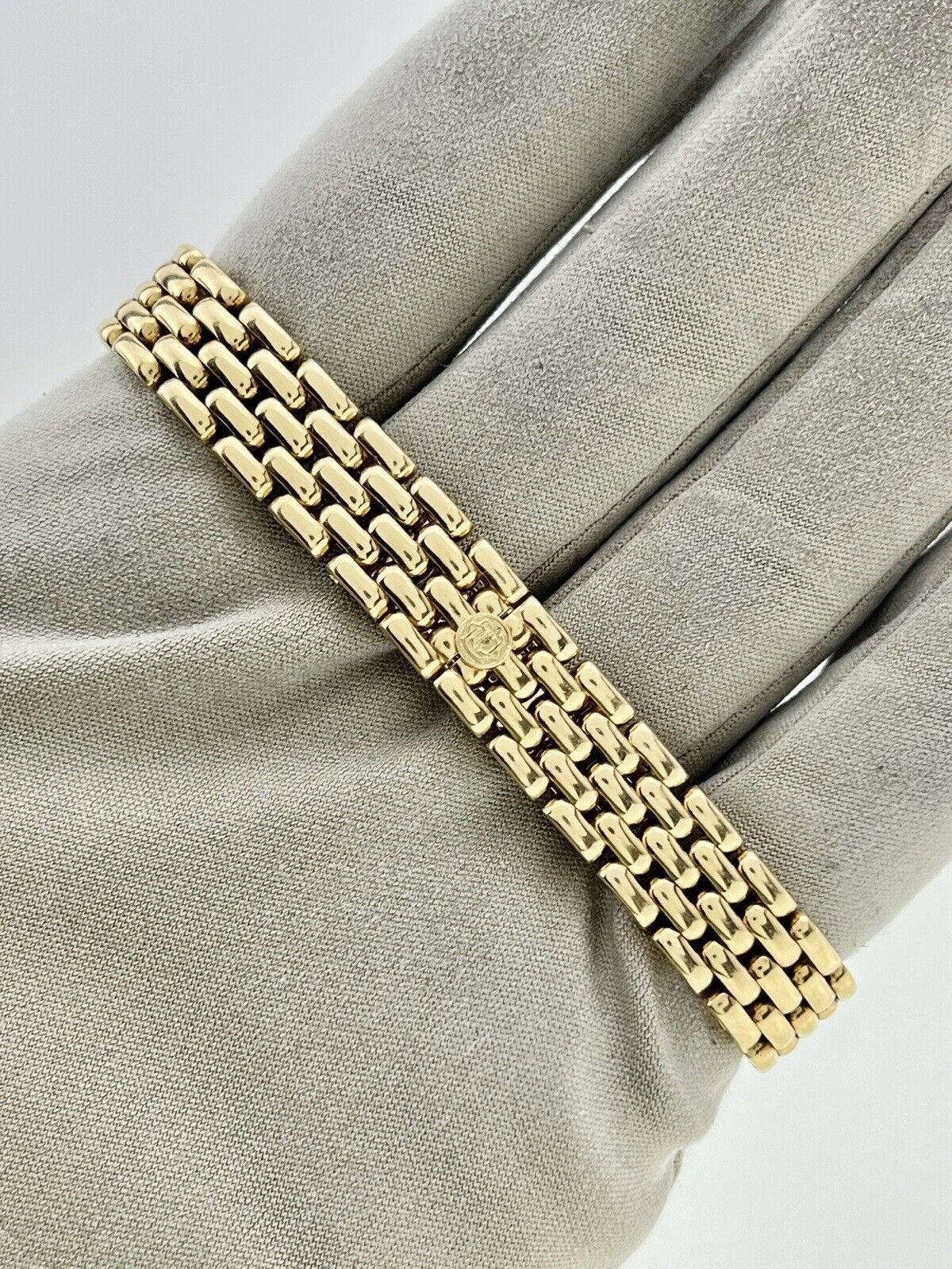 Van Cleef & Arpels Quartz Movement 21mm 18k Yellow Gold Watch 122901