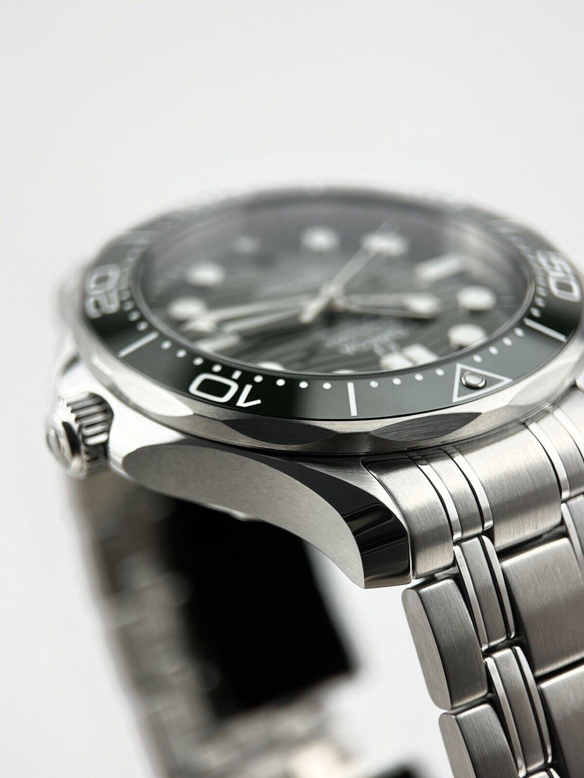 2022 GREEN Omega Seamaster Professional 300m GREEN DIAL 42mm - Box/Papers