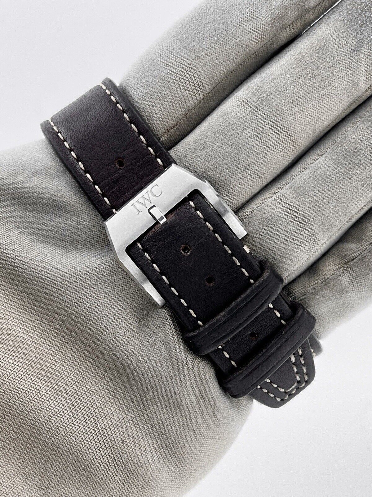 2021 IWC Pilot's Men's Black Dial Stainless Steel Leather Watch IW387903 - B/P