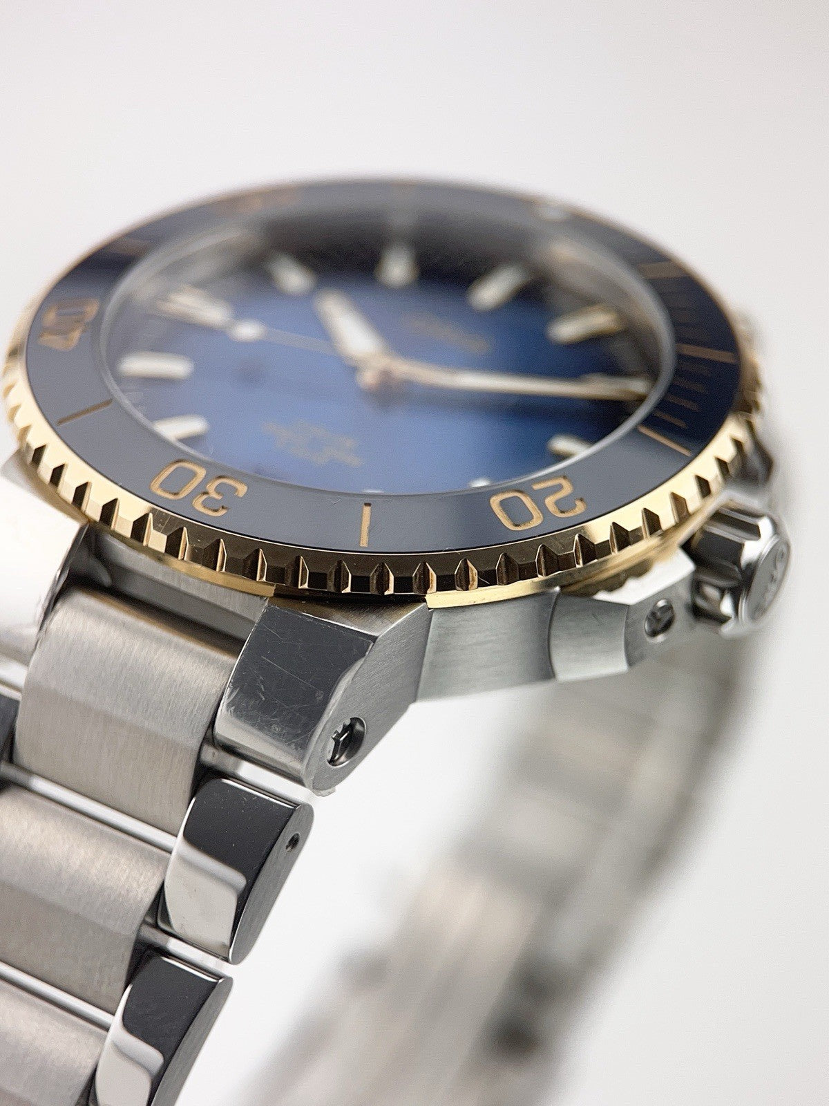 Oris Aquis Date Steel and Gold Blue Dial 41.5mm Automatic Men's Watch 7769