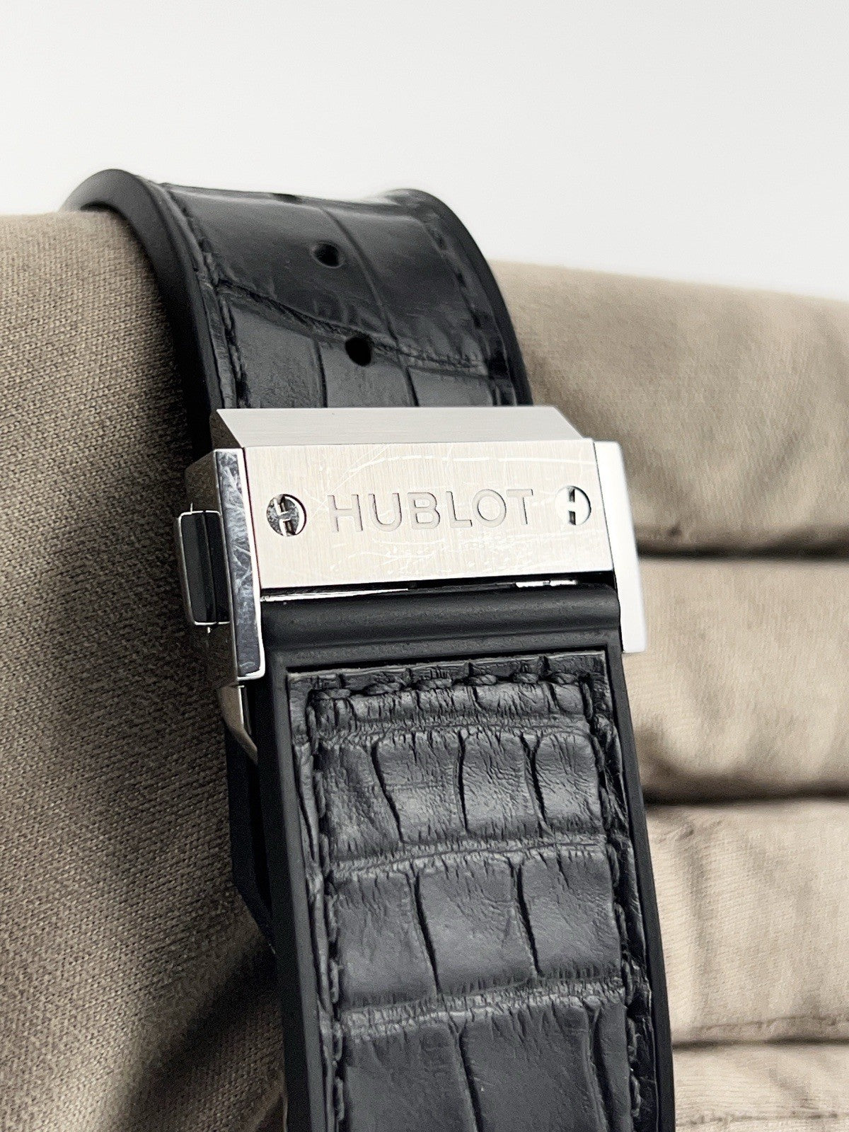 Hublot Classic Titanium Grey Dial 45mm Automatic Men's Watch 521.NX.7071.LR