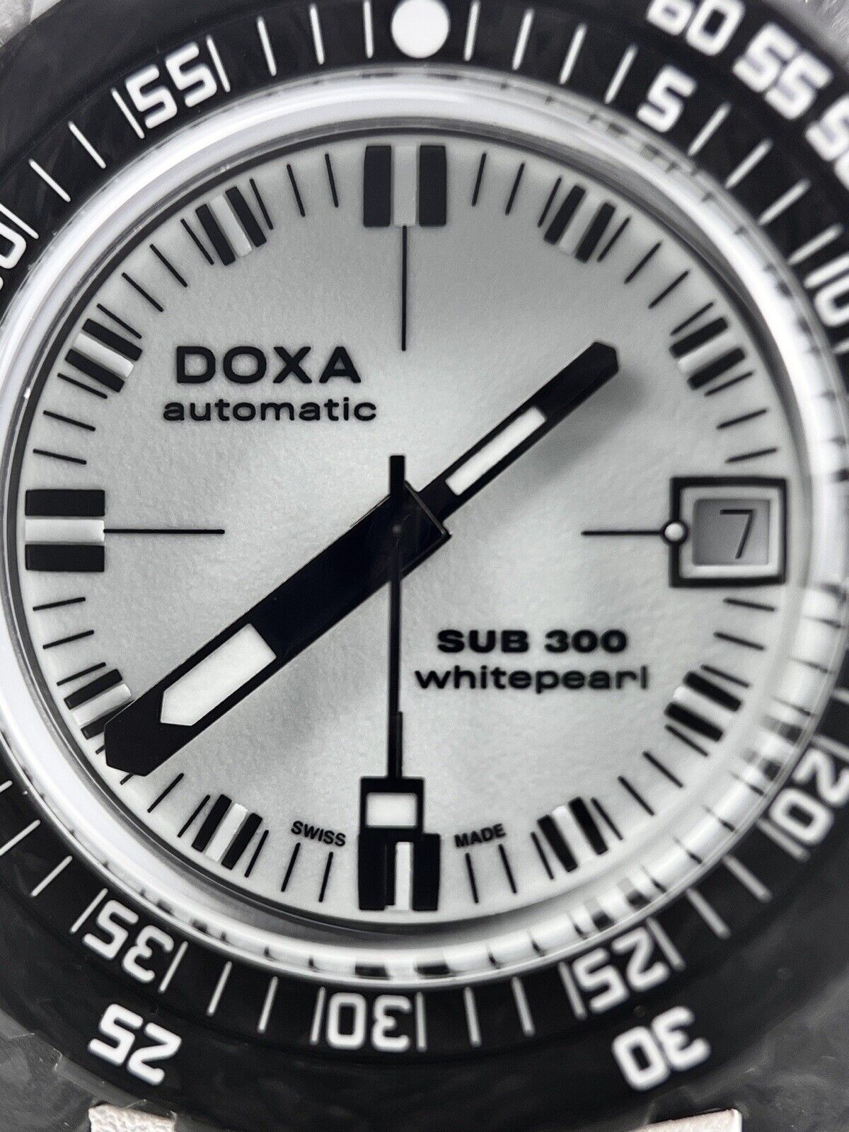 Doxa Sub 300 Whitepearl 822.70.011.23 Automatic Mens Carbon Watch