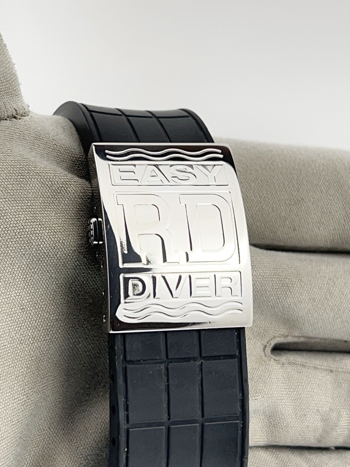 Roger Dubuis Easy Diver Silver Dial 46mm Automatic Men's Watch SE46 57 9 3 53