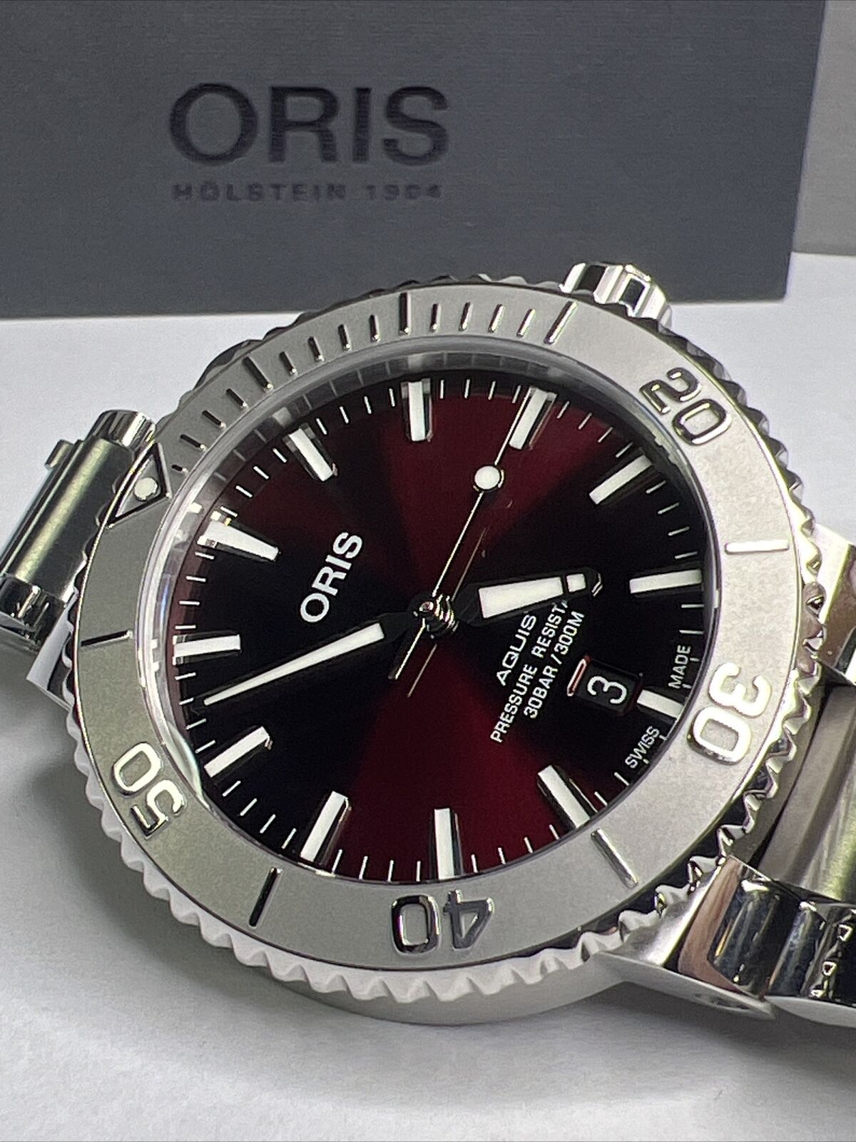 Oris Aquis Red Dial Men's Date 41mm Watch 01 733 7766 4158 w/ Box & Papers