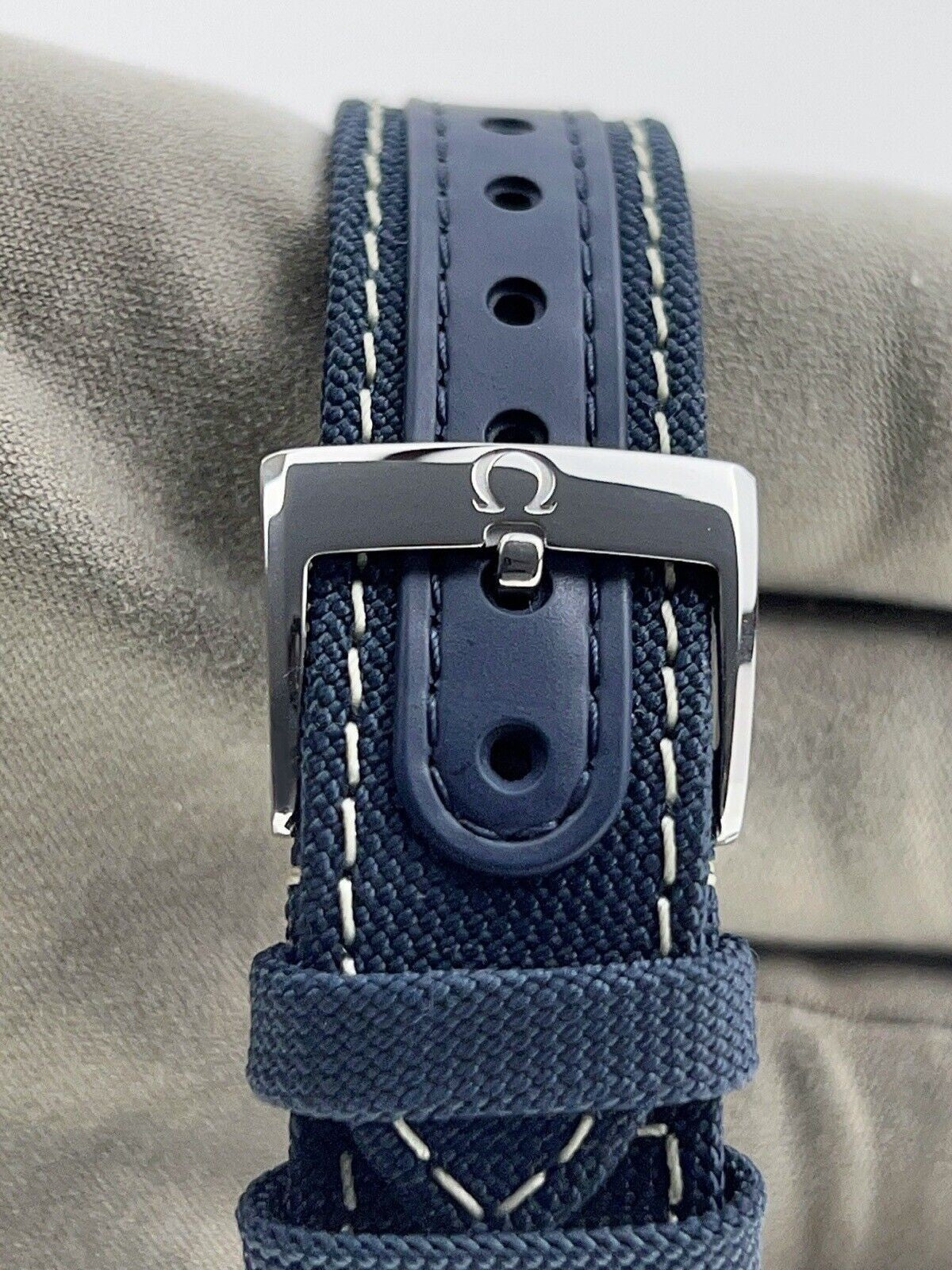 NEW 2025 Omega Speedmaster Snoopy Edition Steel Blue 42mm Manual Men's Watch