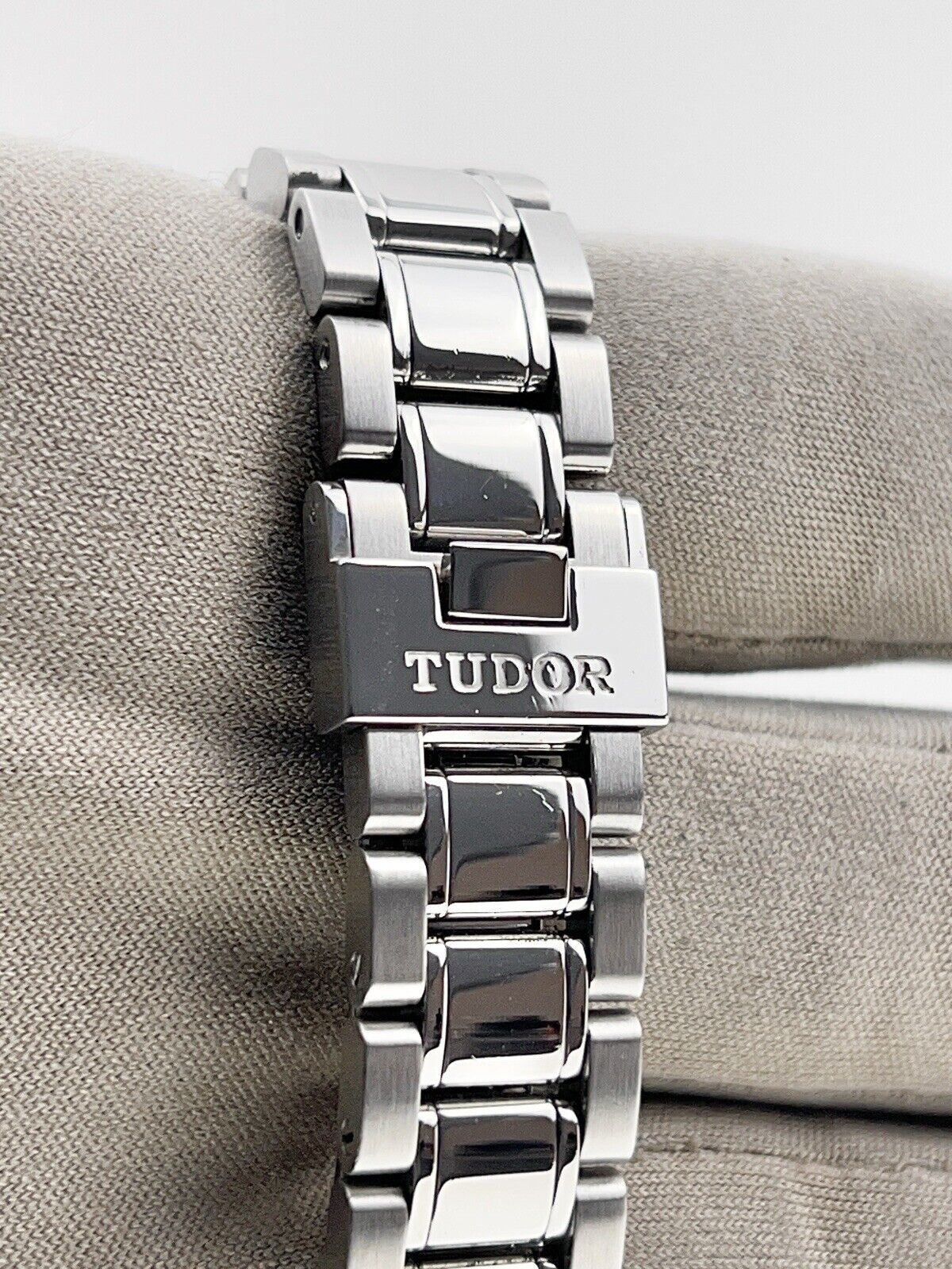 Tudor Style Stainless Steel Black Dial 28mm Automatic Women’s Watch 12100