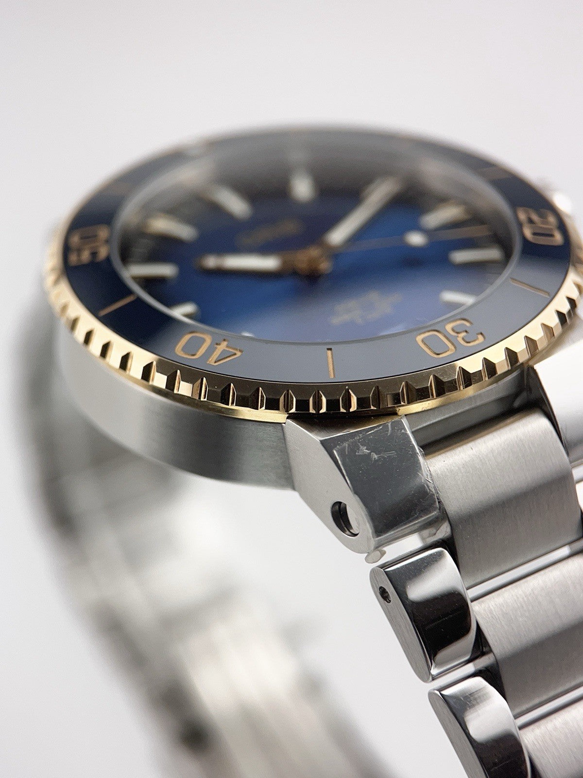 Oris Aquis Date Steel and Gold Blue Dial 41.5mm Automatic Men's Watch 7769
