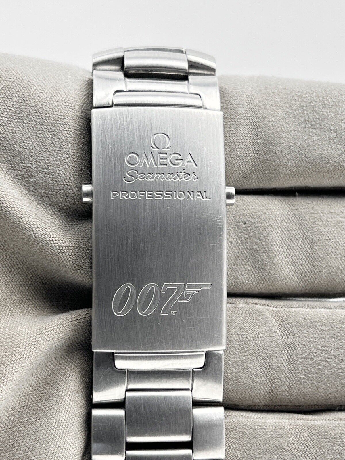 OMEGA Seamaster 007 James Bond Watch Quantum Of Solace LE - 222.30.46.20.01.001