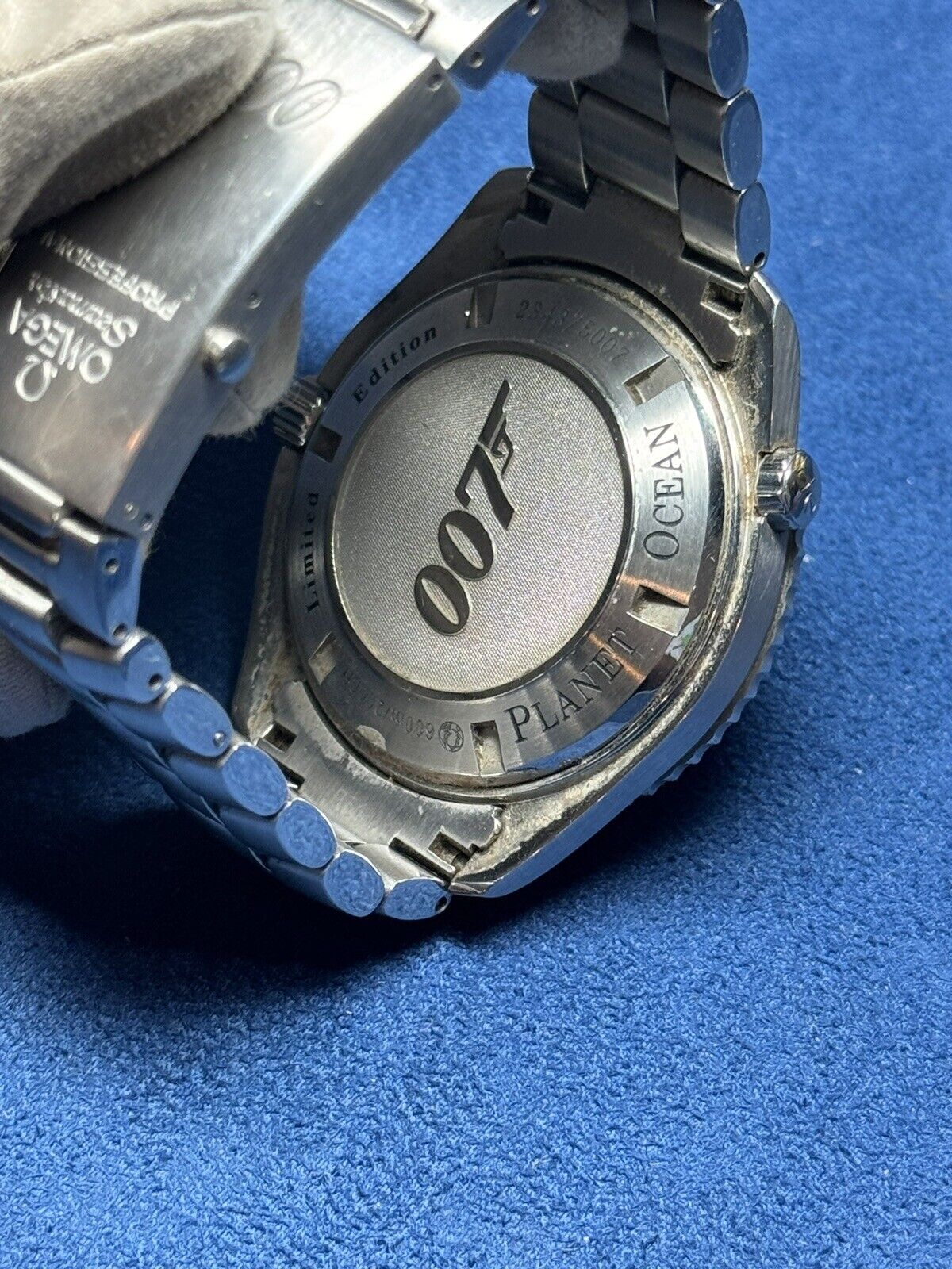 OMEGA Seamaster 007 James Bond Watch Quantum Of Solace 222.30.46.20.01.001