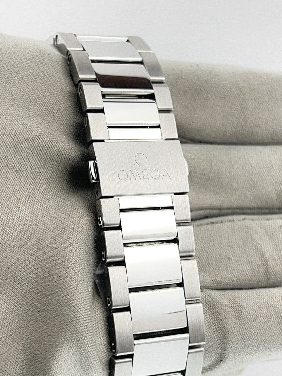 Omega Seamaster Worldtimer Steel Green Dial 43mm Automatic 220.30.43.22.10.001