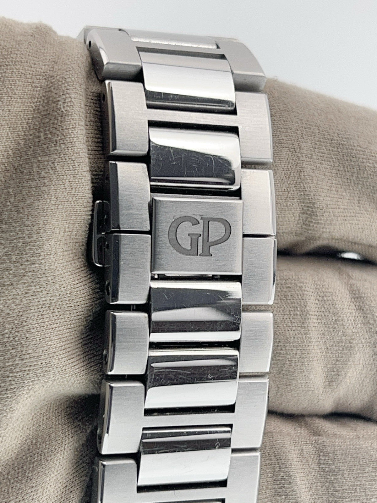 Girard Perregaux Laureato Stainless Steel Silver Dial 42mm Automatic Men’s 81020