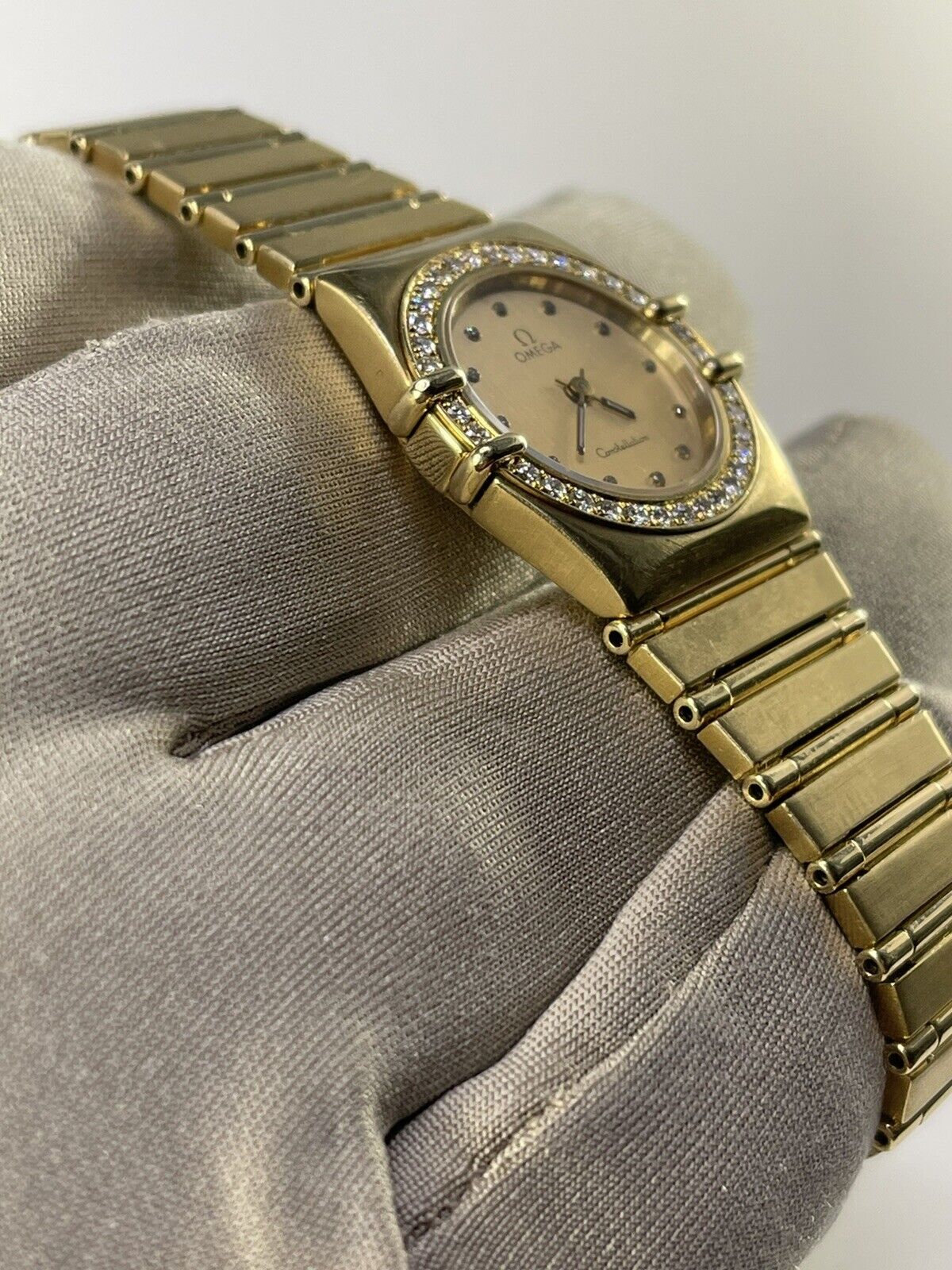 Omega Constellation Manhattan 18K Yellow Gold Ladies Factory Diamonds 895.1076