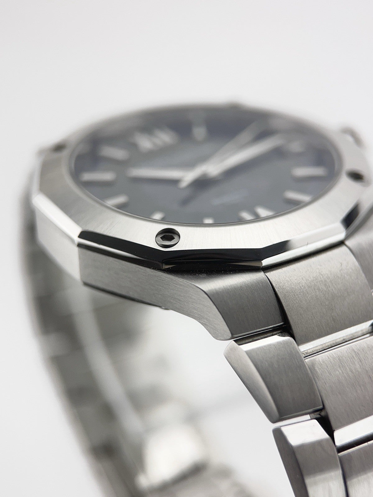 Baume & Mercier Riviera Steel Blue Dial 42mm Automatic Mens Watch M0A10616