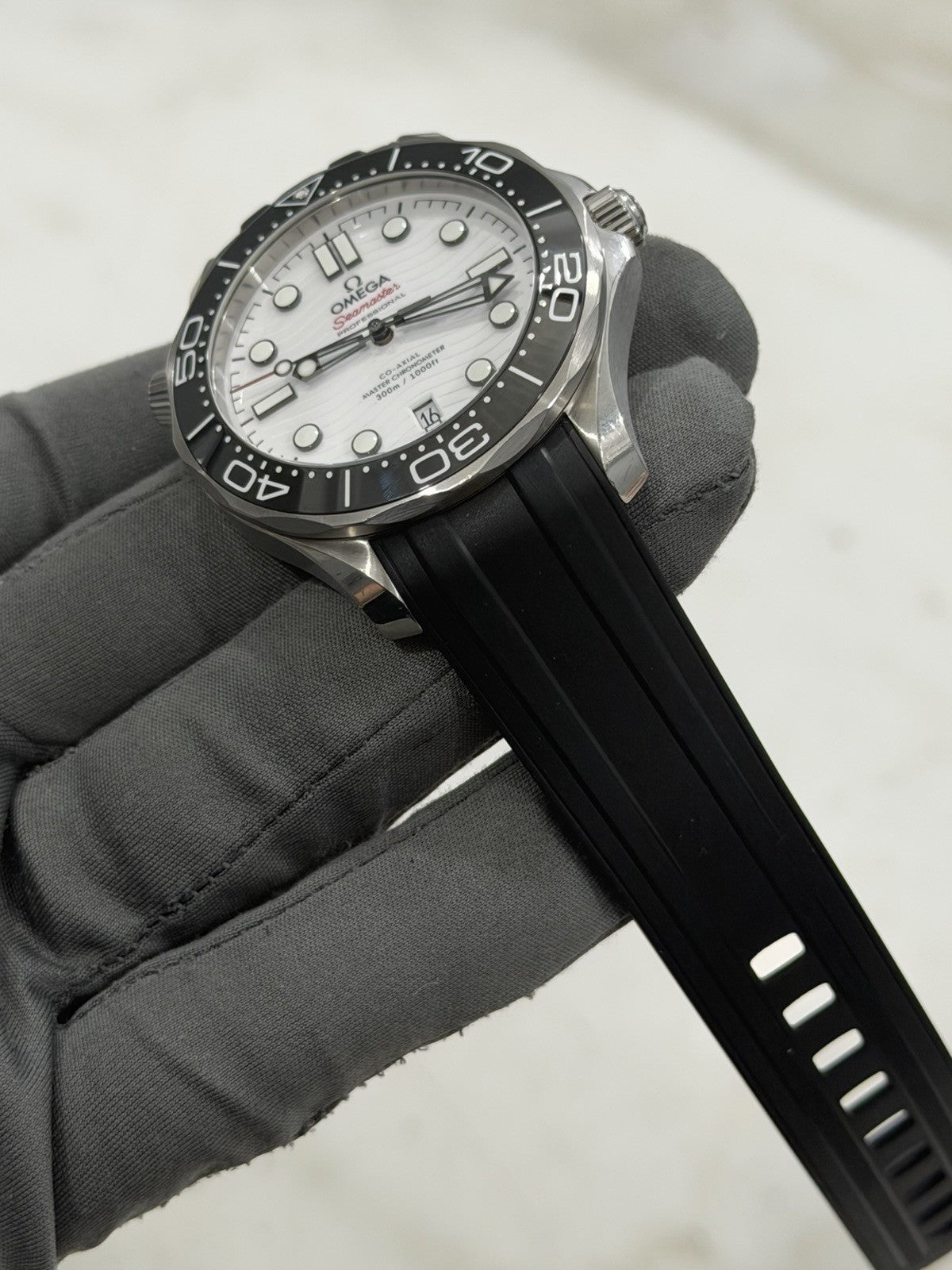 2020 Omega Seamaster Steel White Dial 42mm Auto Men's Watch 210.32.42.20.04.001