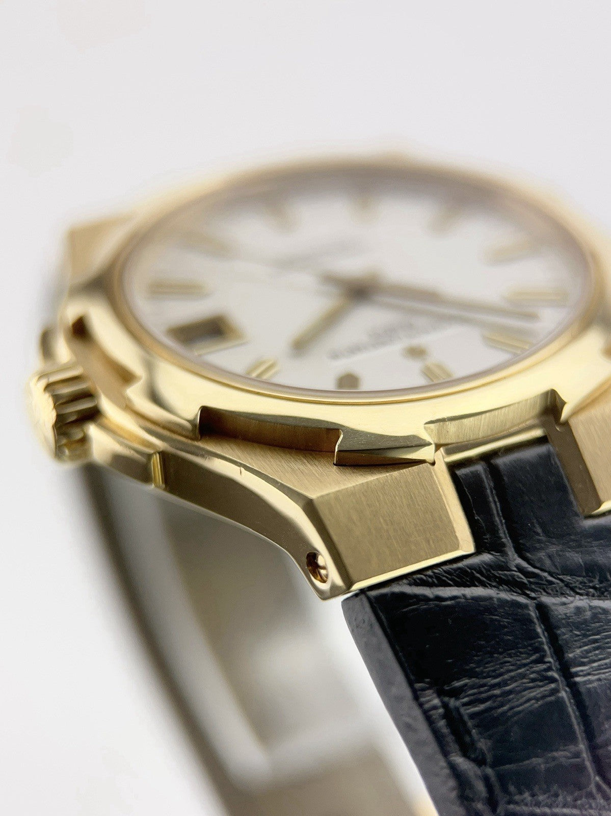 Vacheron Constantin Overseas 18k Yellow Gold White Dial 37mm Auto Watch 42042
