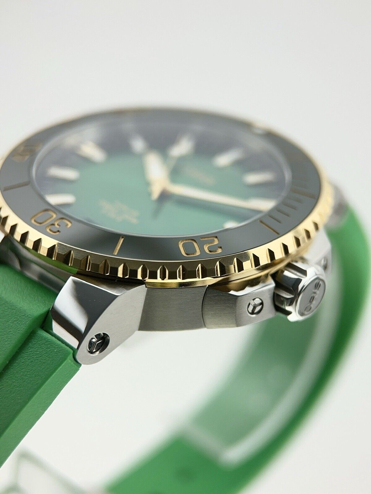 Oris Aquis Date Steel & Gold Green 41.5mm Automatic Mens Watch 7769 - Complete