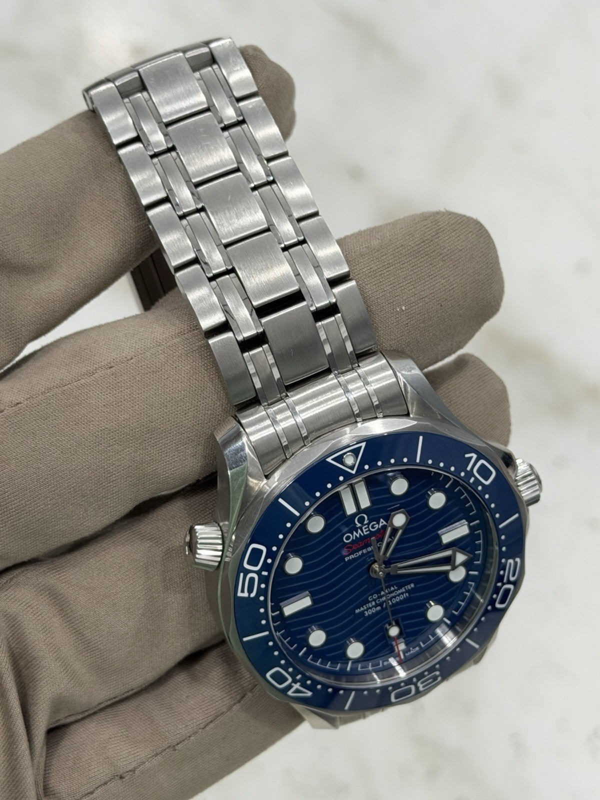 Omega Seamaster Date 300m Diver Blue Ceramic Men's Watch 210.30.42.20.03.001