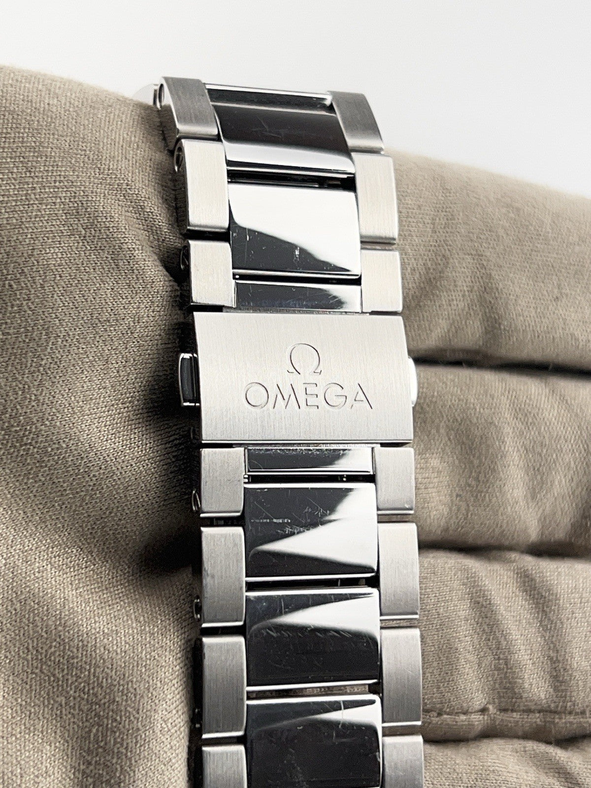 Omega Seamaster Stainless Steel White Dial 41mm Automatic 220.12.41.21.02.002