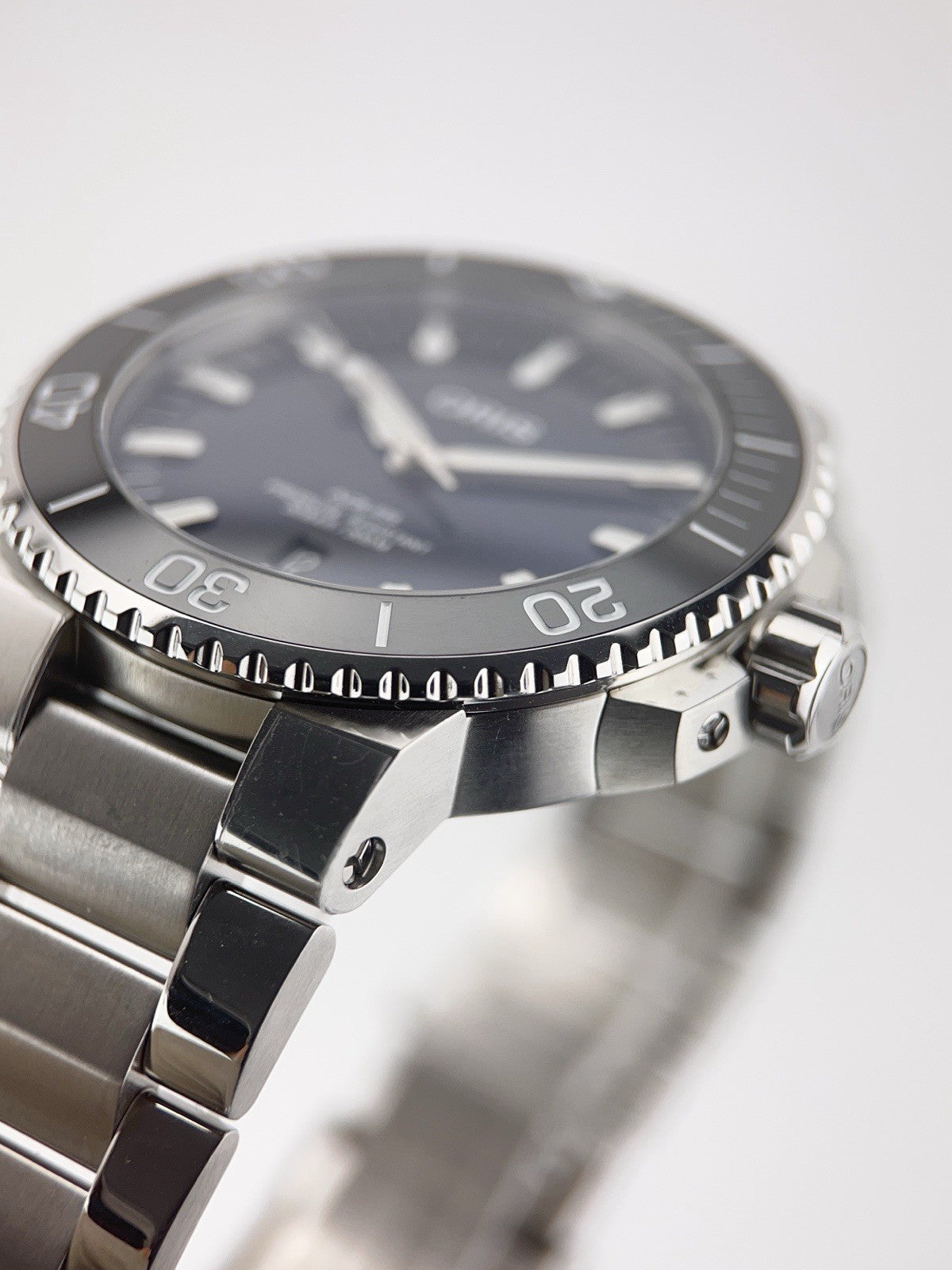 Oris Aquis Date Stainless Steel Blue Dial 44mm Automatic Mens Watch 7730