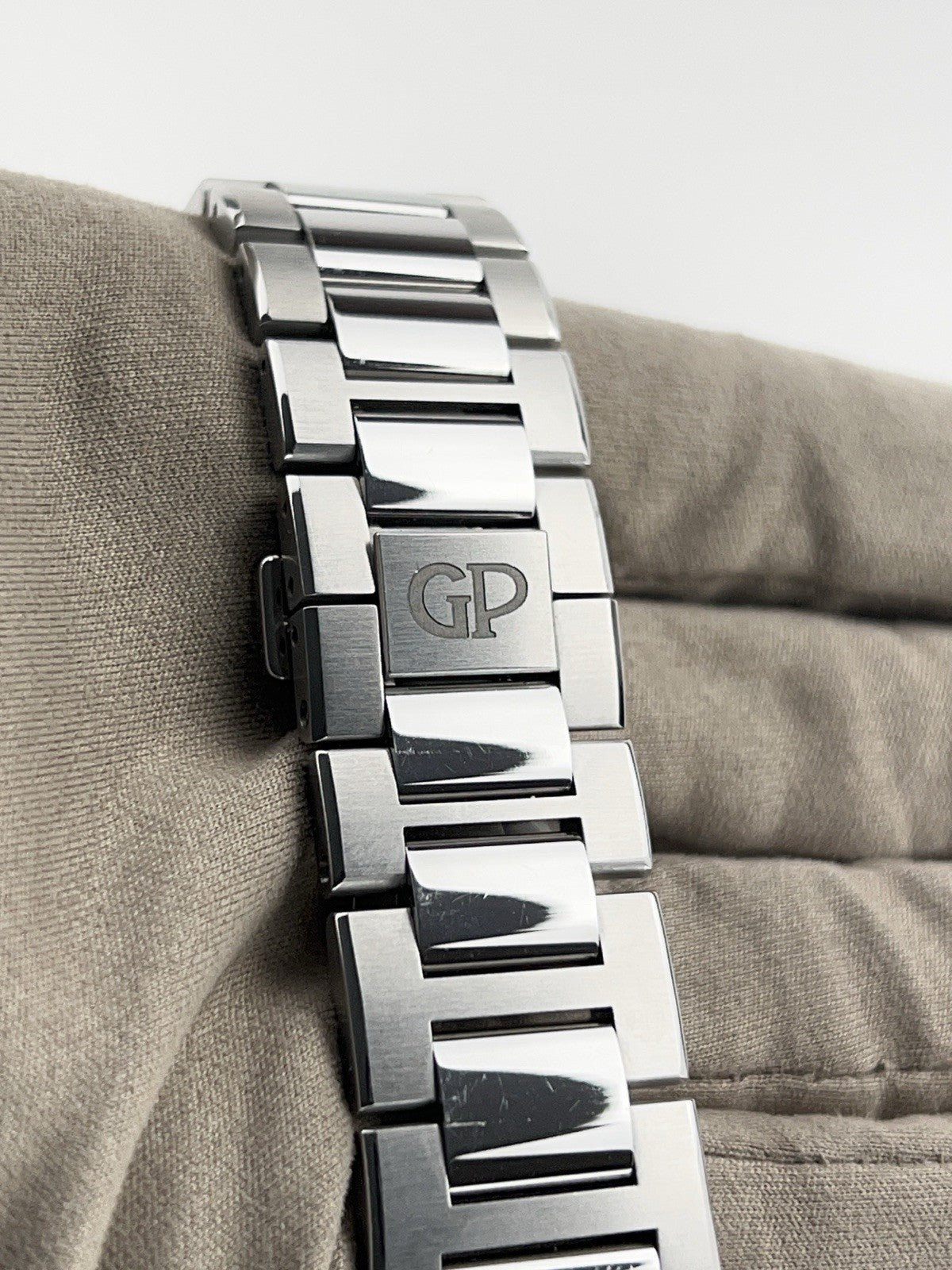 Girard Perregaux Laureato Chrono Silver Dial 42mm Automatic Men's Watch 81020