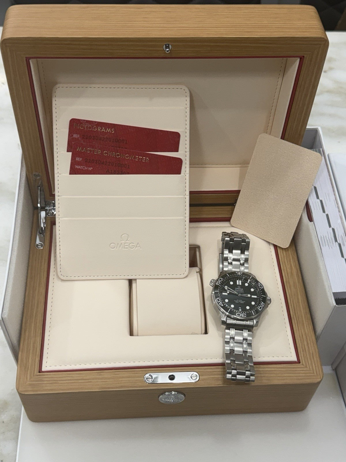 Omega Seamaster 300M GREEN Dial Steel 42mm Automatic Mens 210.30.42.20.10.001