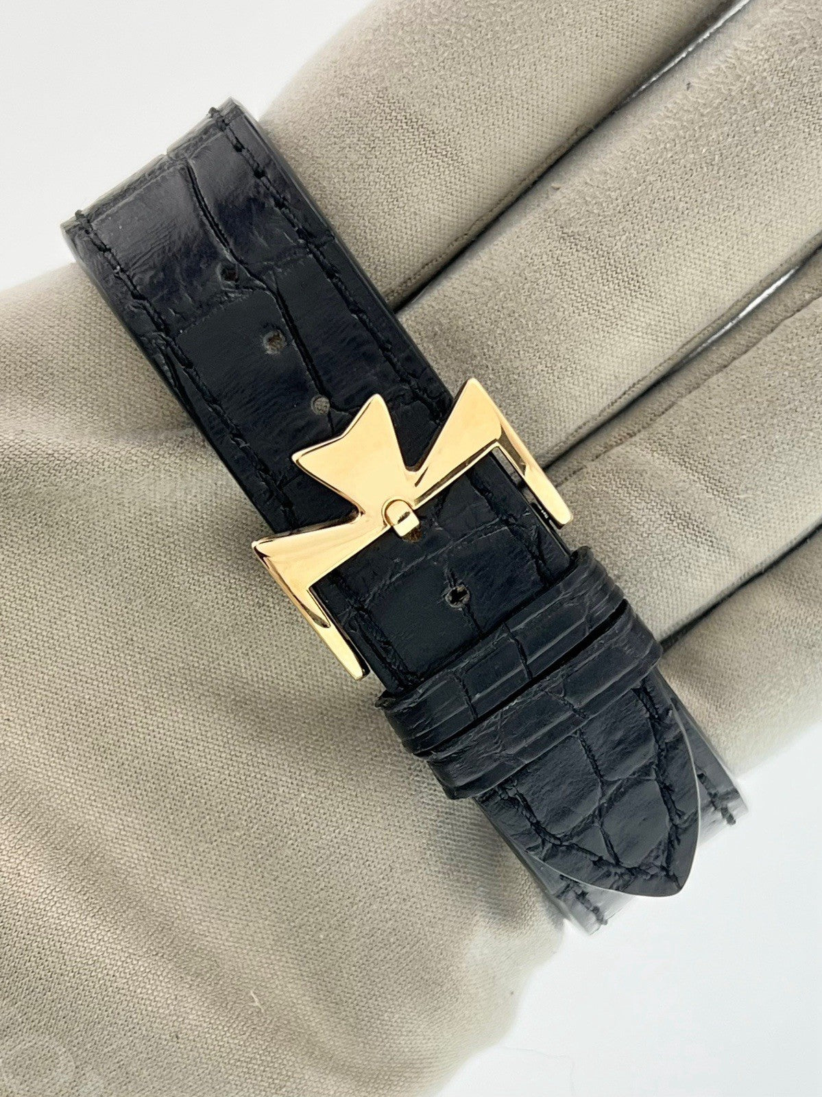 Vacheron Constantin Overseas 18k Yellow Gold White Dial 37mm Auto Watch 42042