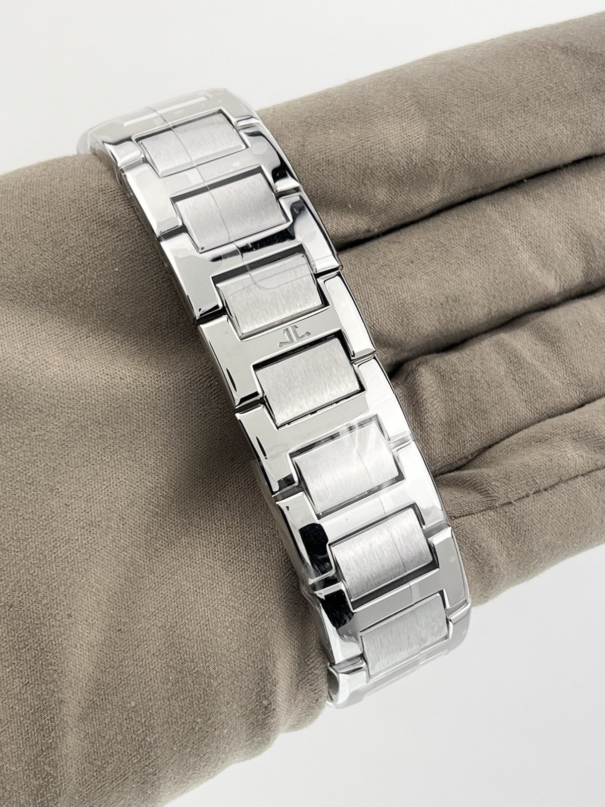 Jaeger LeCoultre Reverso Squadra Stainless Steel Diamond Women's Watch 234.8.47